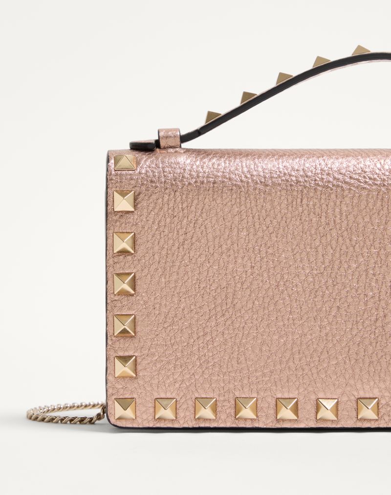 Rockstud Chain Wallet van gelamineerd granaatkleurig kalfsleer