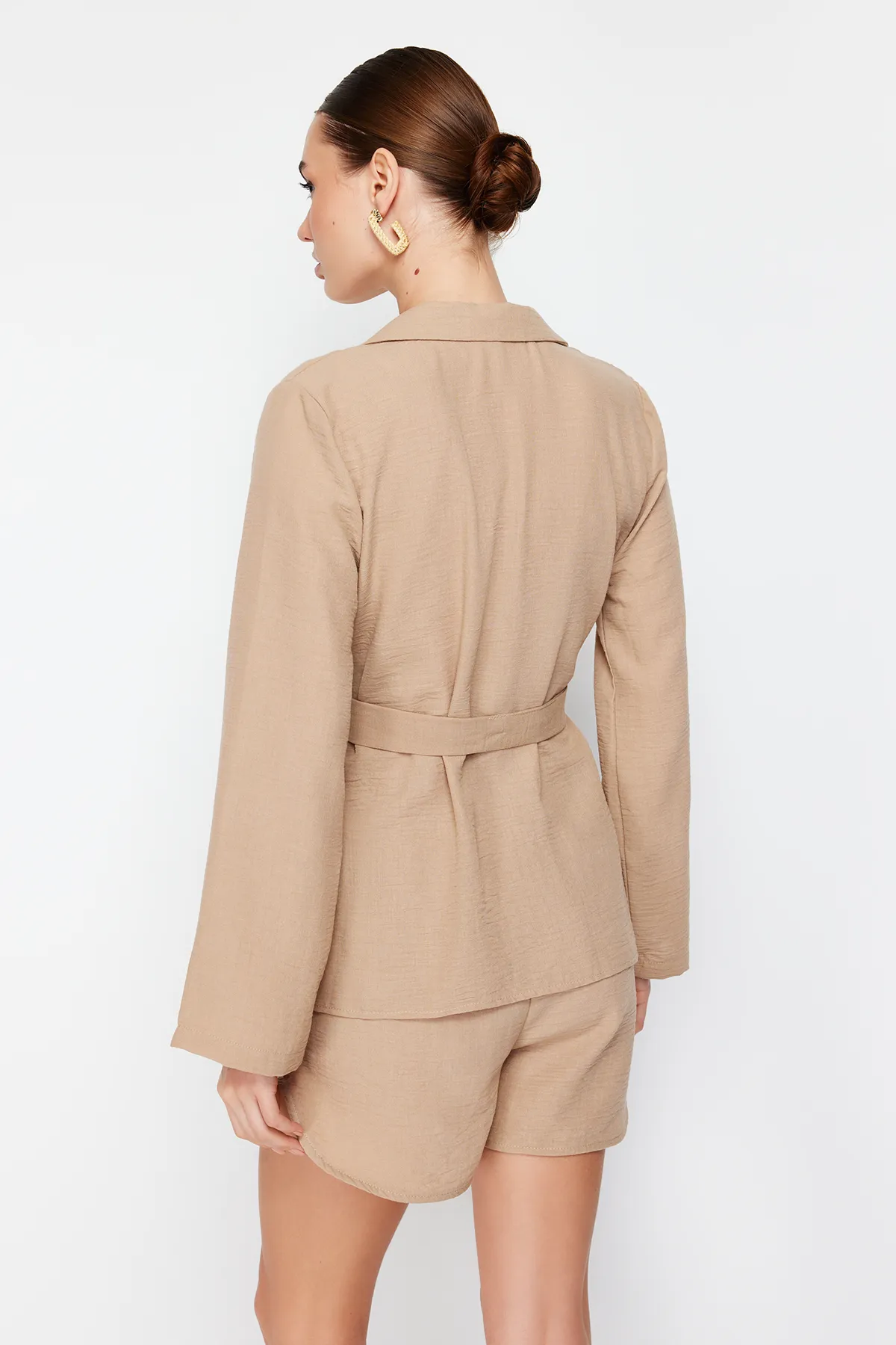 Trendyol Collection  Nerzfarbene, zweireihige Webbluse mit V-Ausschnitt und Bindedetail TWOSS24BZ00371