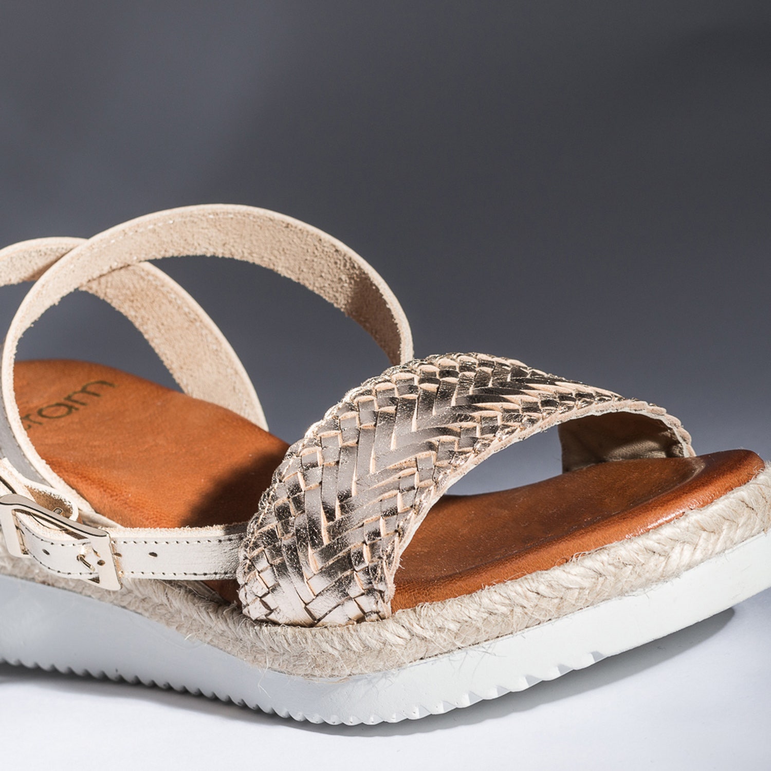 Sandale or en cuir
