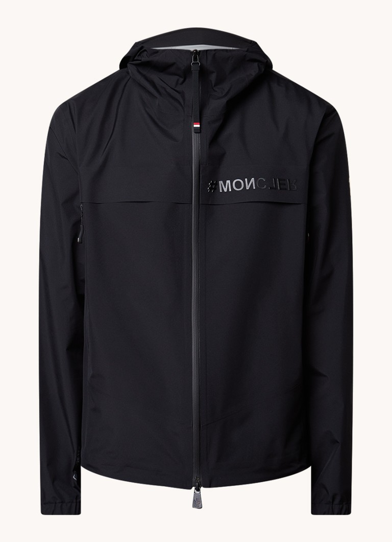 Vetrovka Moncler Shipton Gore-Tex s prešívanými vreckami a kapucňou