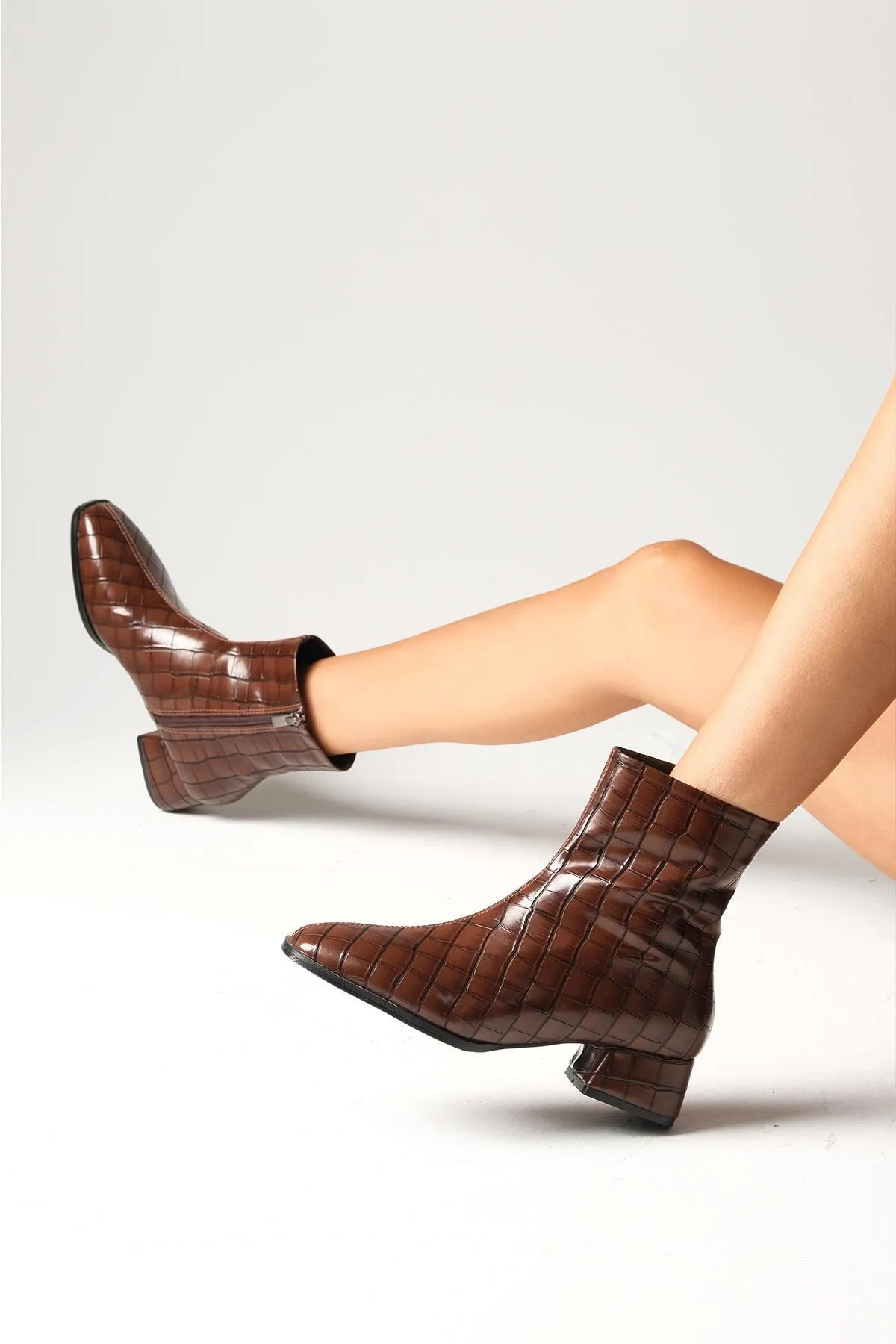 Mio Gusto  Alexia Brown Damen-Stiefel mit Absatz und Krokodilmuster, dünnem Fellfutter und stumpfer Spitze
