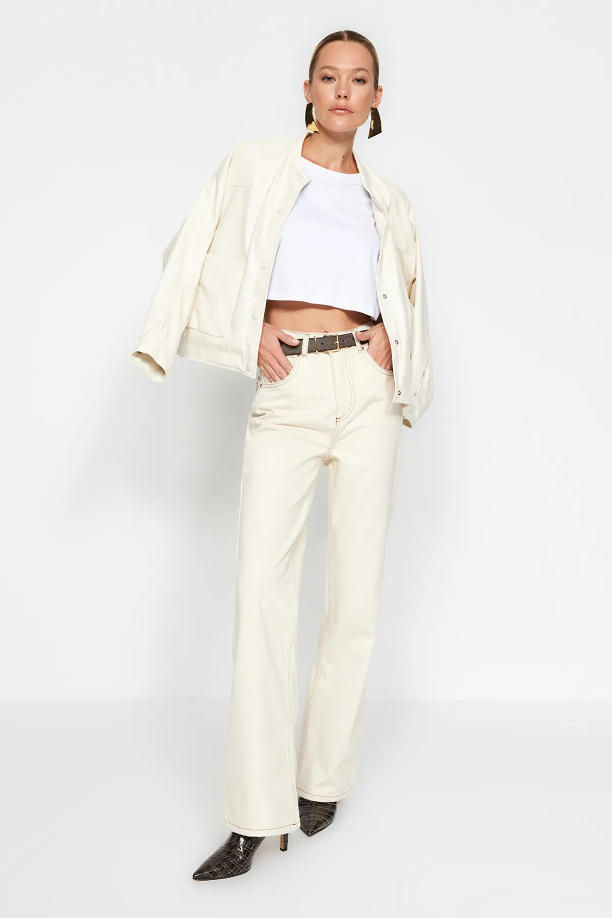 Trendyol Collection  Ecrufarbene Jeans mit hoher Taille und weitem Bein TWOAW24JE00274