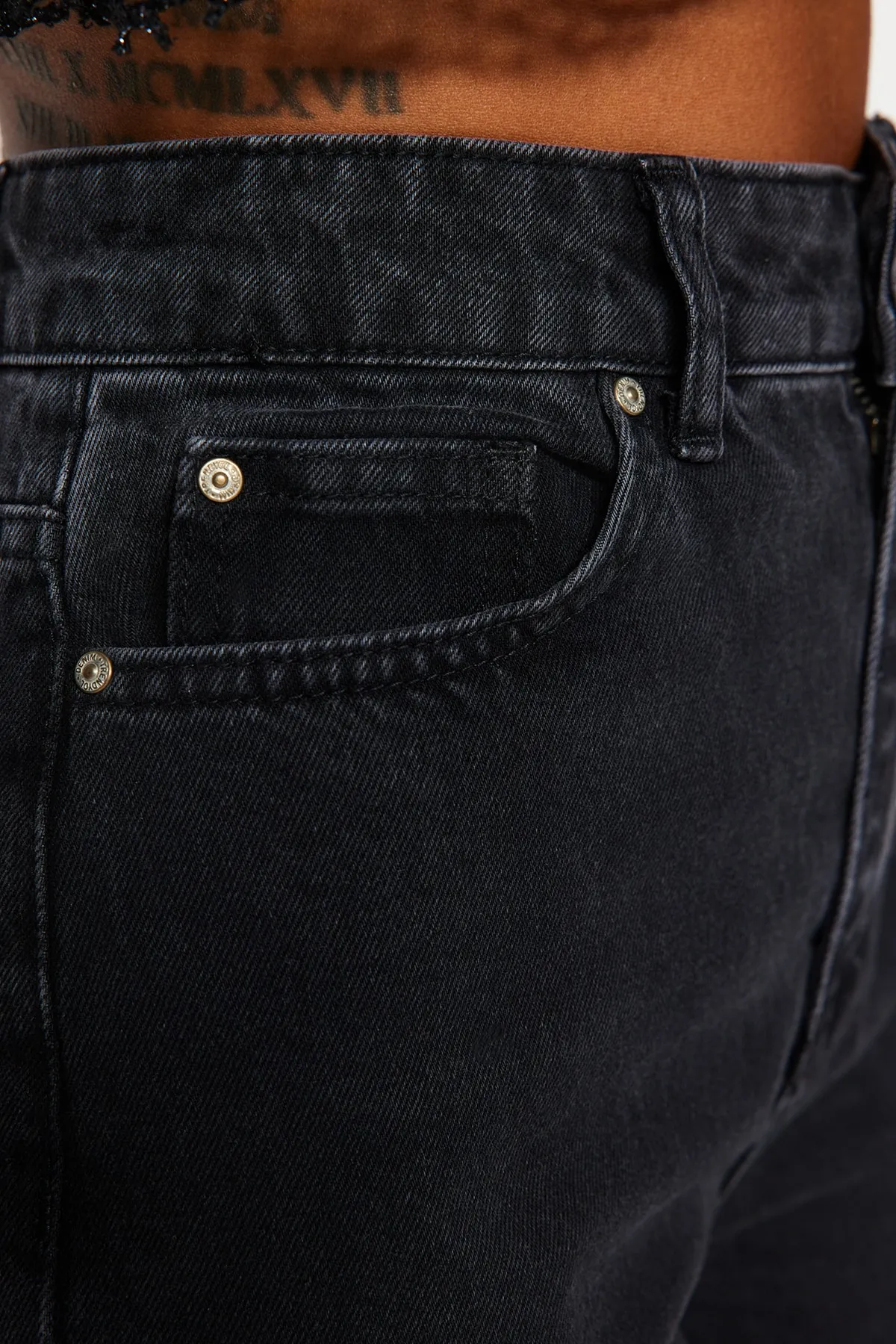 Trendyol Collection  Schwarze High-Bel-Mom-Jeans TWOSS20JE0108