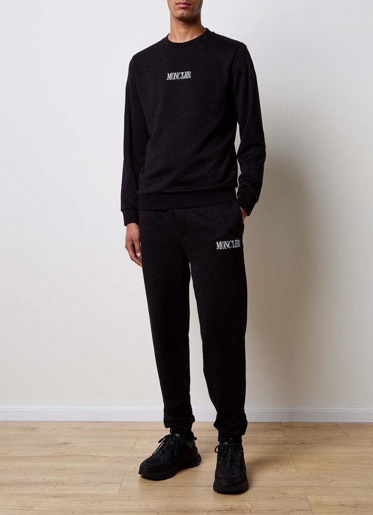 Pantaloni de trening Moncler cu croială conică pe picioare, logo brodat și buzunare laterale.