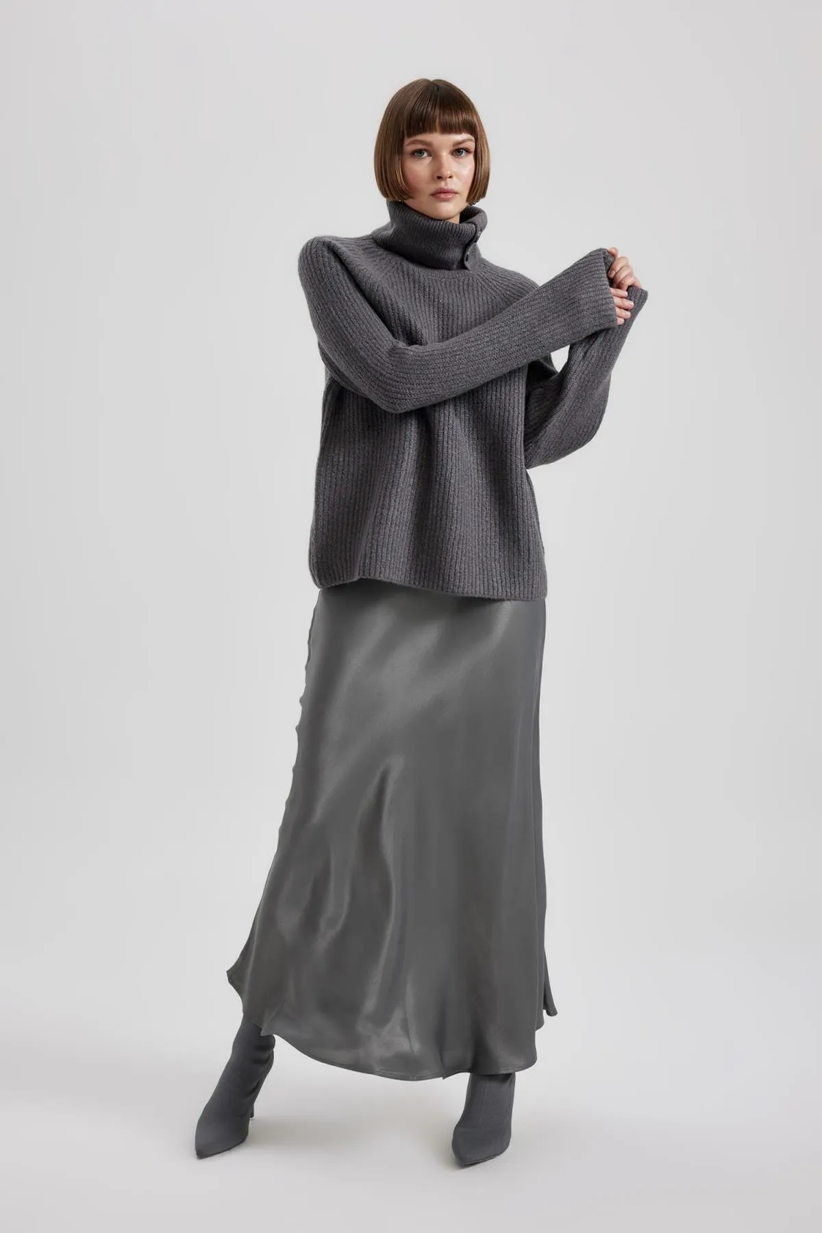 DeFacto  A-Linien-Midirock aus Satin mit normaler Taille B1867ax23au