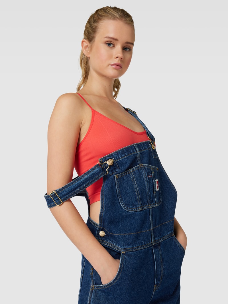 Latzhose mit Label-Patch in jeans