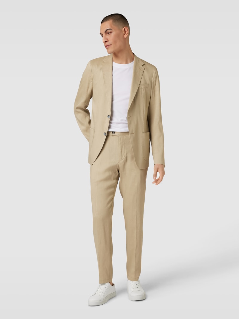 Chino mit französischen Eingrifftaschen in sand