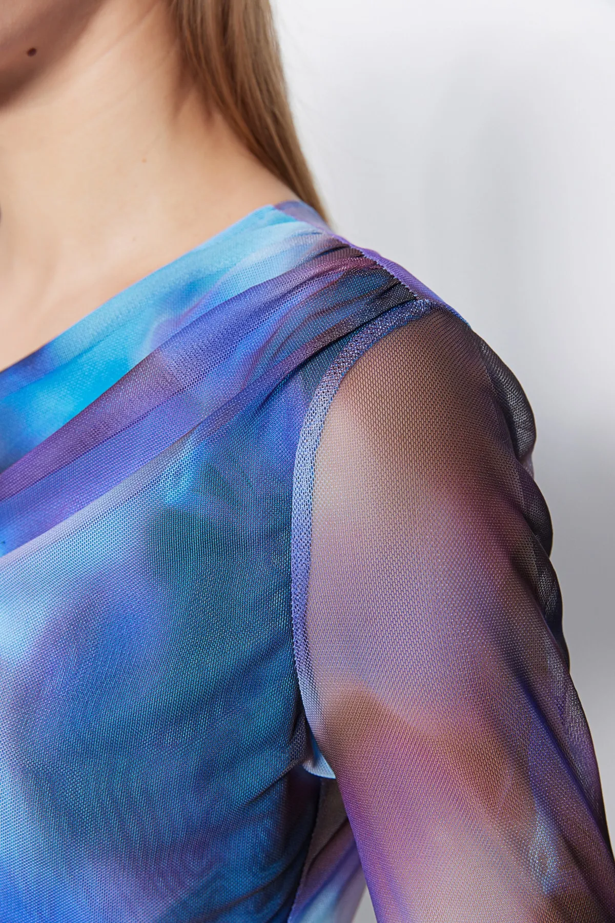 Trendyol Collection  Blau gemusterter, transparenter, hinten anliegender, flexibler Strickbody mit Druckknopfverschluss TWOSS23BD00024