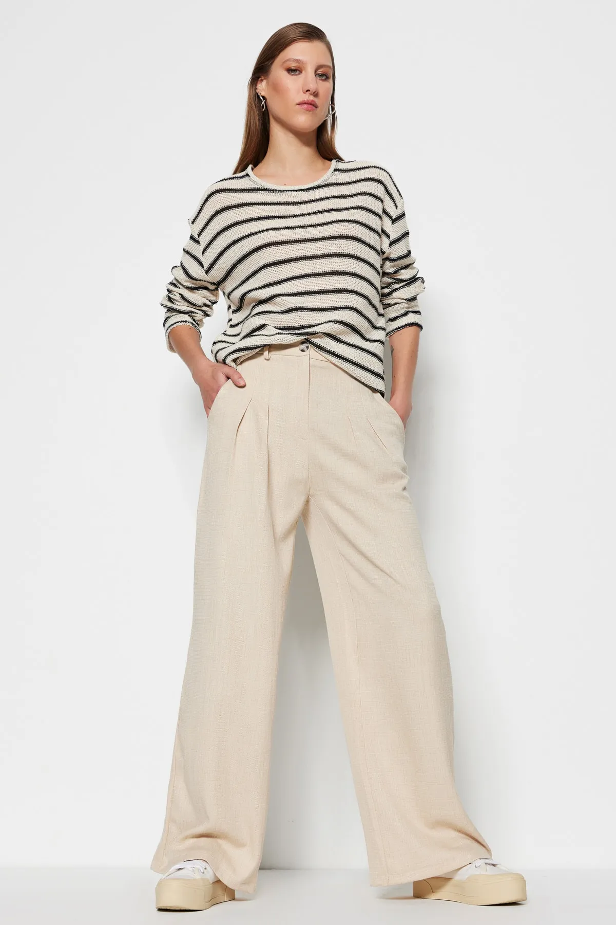 Trendyol Collection  Ecrufarbene, gewebte Hose in Leinenoptik mit weitem Bein TWOSS23PL00269