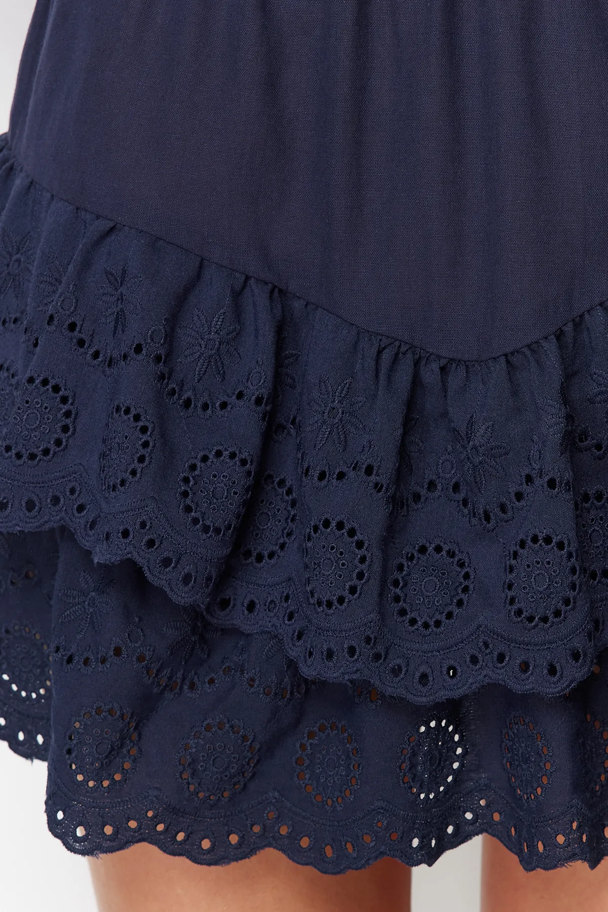Trendyol Collection  Marineblauer Mini-Rock aus gewebtem Brode mit Details TBESS24ET00004