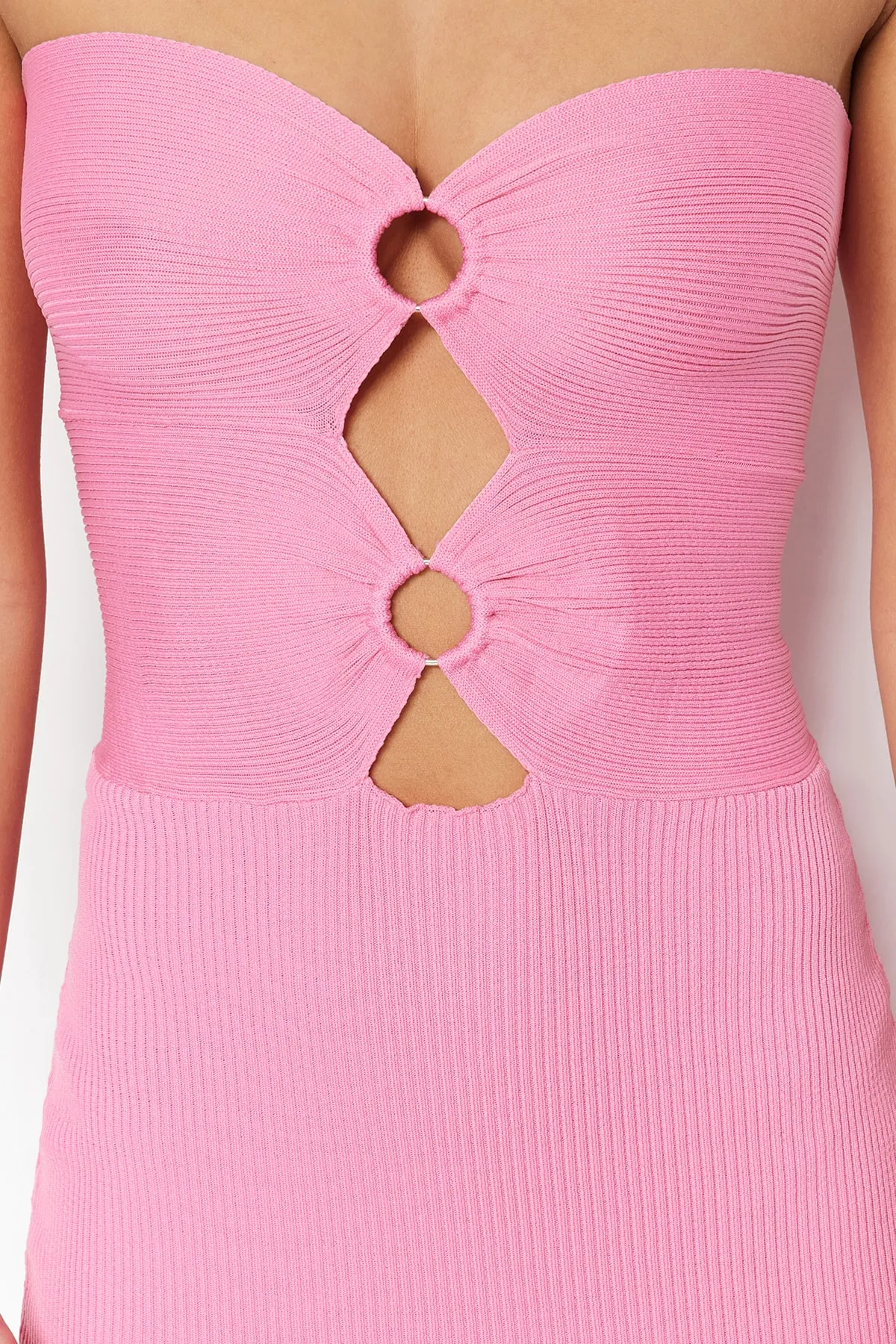 Trendyol Collection  Rosa tailliertes Strick-Abendkleid mit Fensterausschnitt und Ausschnitten TPRSS23EL00112