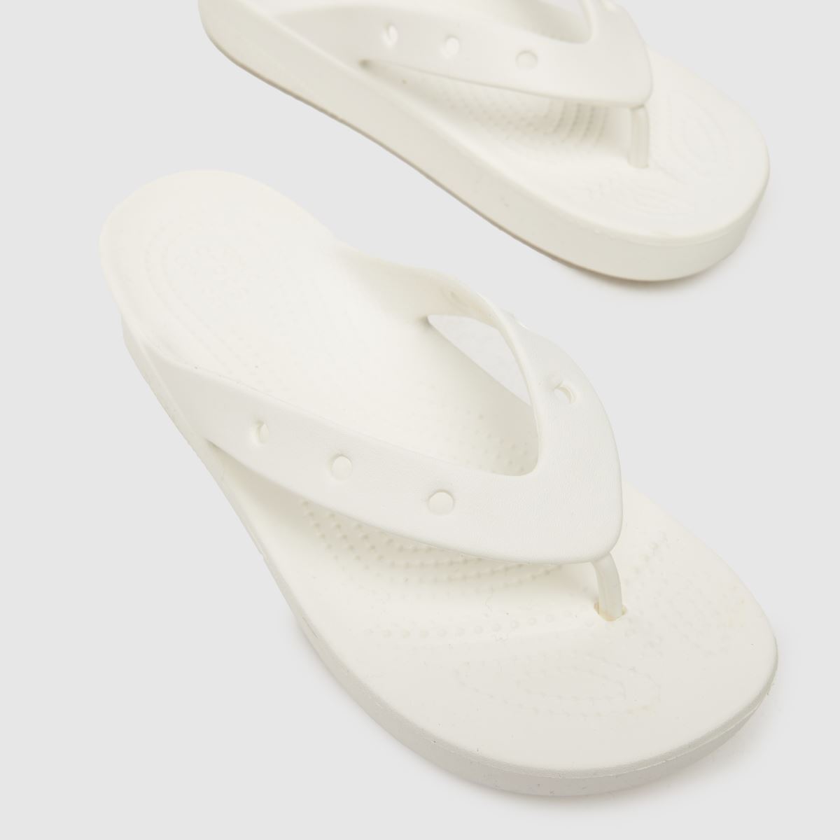 Crocs Classic platformos flip-flip szandál fehér színben