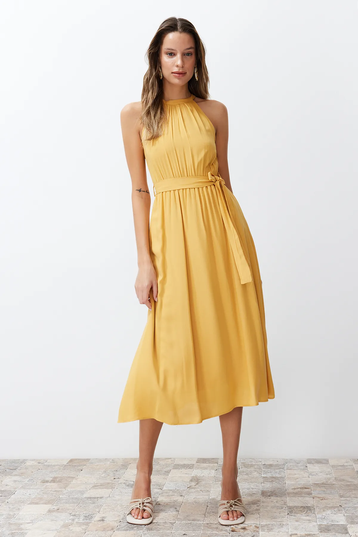 Trendyol Collection  Gelbes A-Linien-Midikleid aus viskosem Webstoff mit Neckholder und Gürtel TWOSS19EL0155