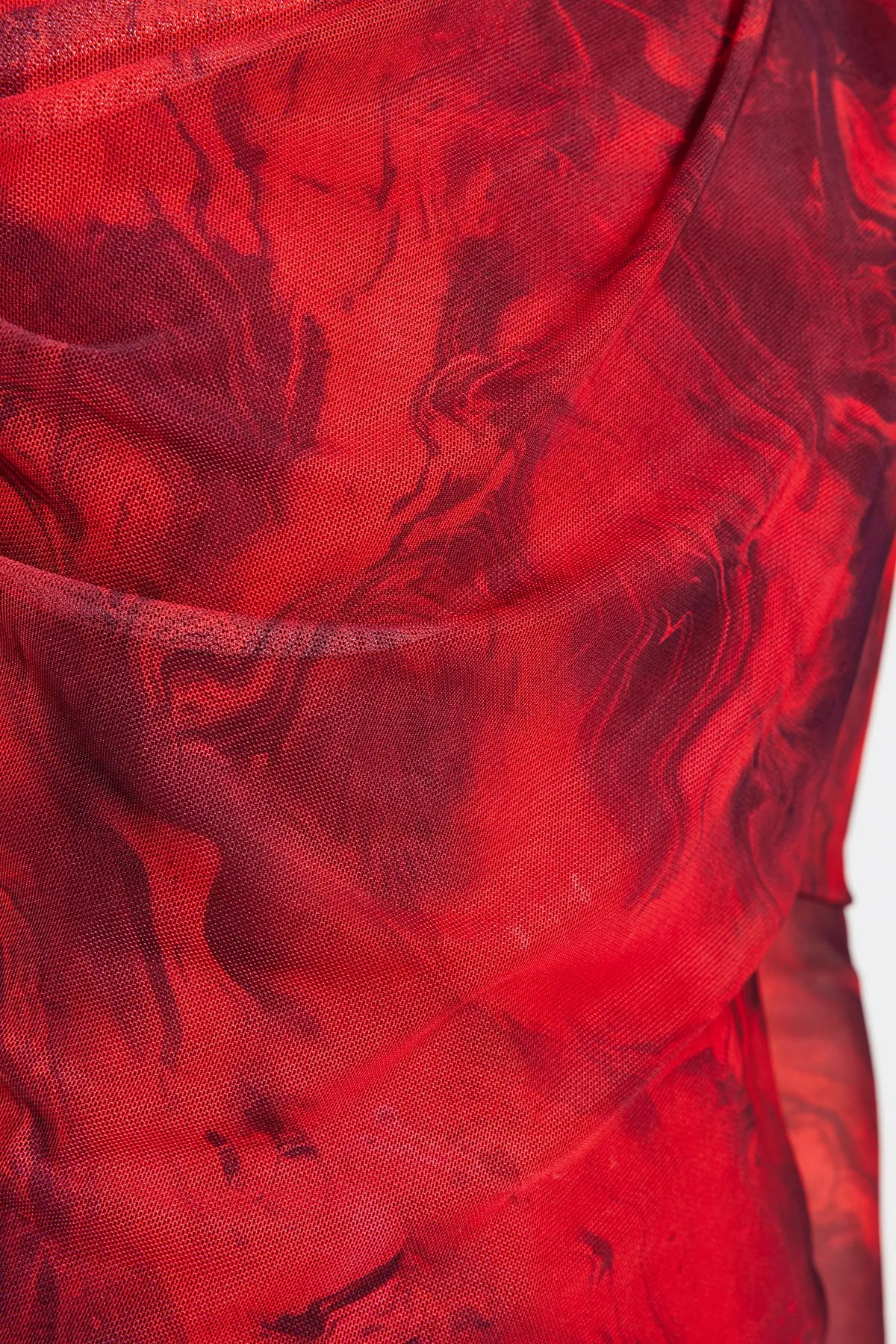 Trendyol Collection  Rote, mit Tüll gefütterte Strickbluse mit asymmetrischem Kragen TWOAW24BZ00051