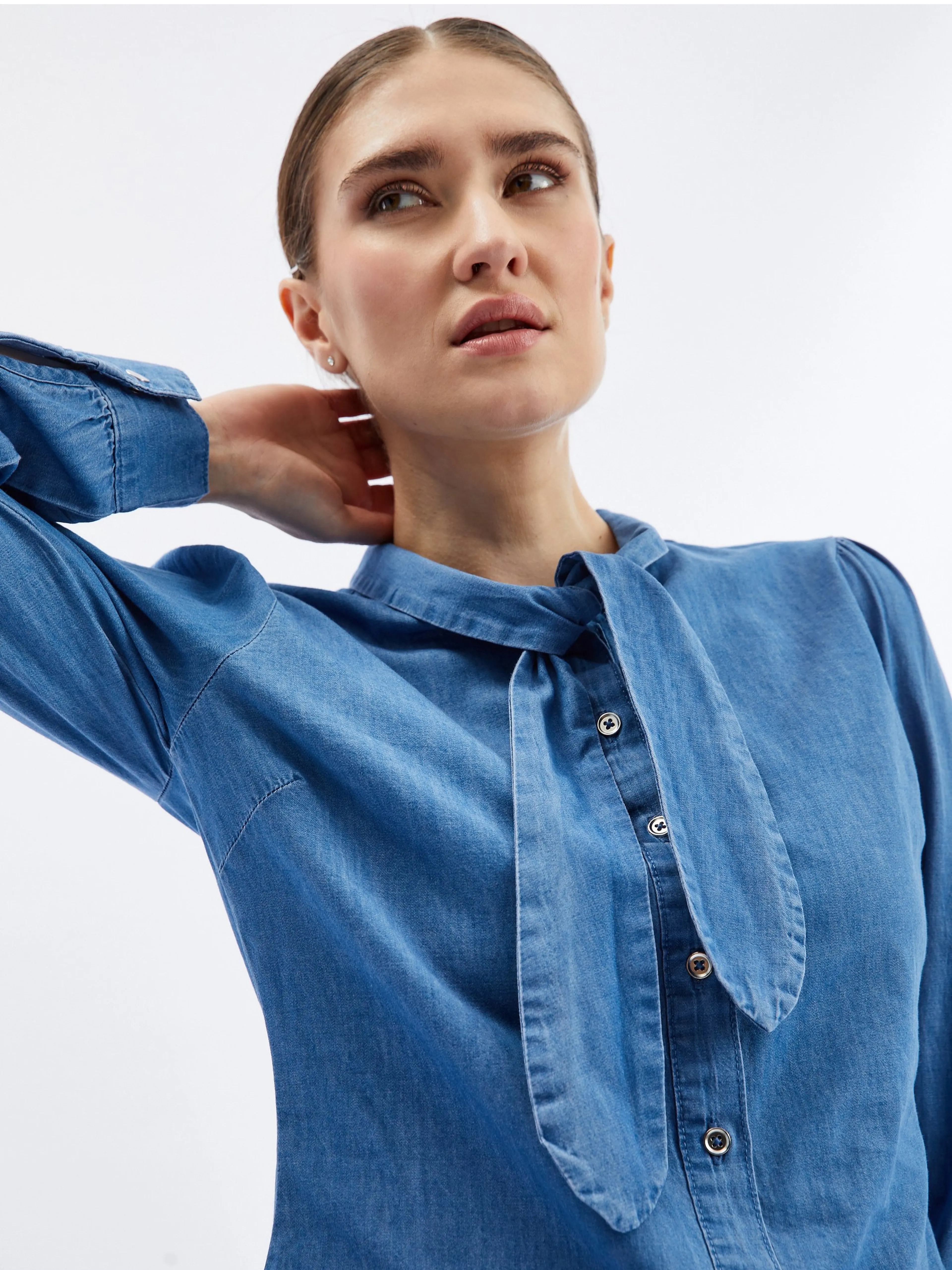 Blaues Damen-Denim-Shirt mit dekorativem Detail ORSAY