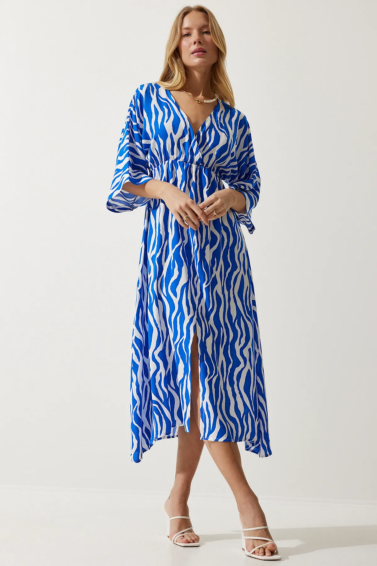 Happiness İstanbul  Blau-weißes, tiefes V-Ausschnitt-Sommerkleid aus Viskose für Damen, lang, CI00081