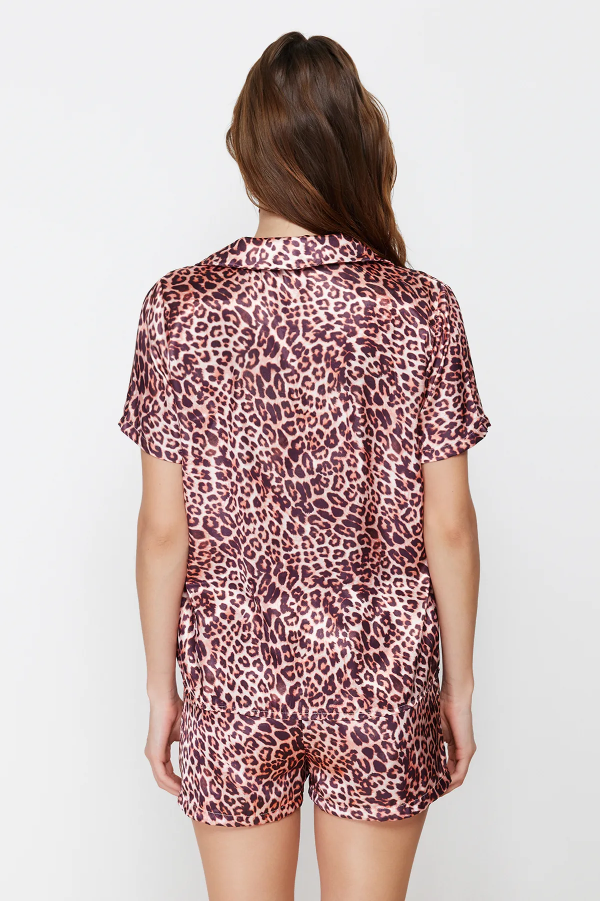 Trendyol Collection  Mehrfarbiges, gewebtes Pyjama-Set aus Hemd und Shorts aus Satin mit Leopardenmuster THMSS20PT0158