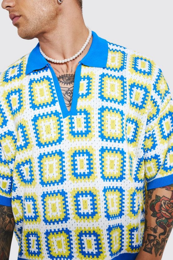 Kurzärmliges kastiges gehäkeltes Poloshirt