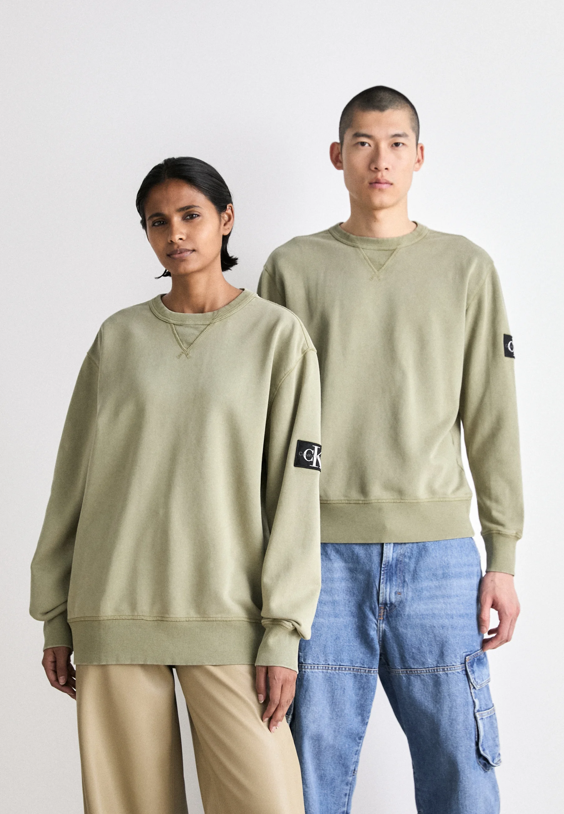 Sudadera unisex de cuello redondo con insignia lavada de Calvin Klein Jeans