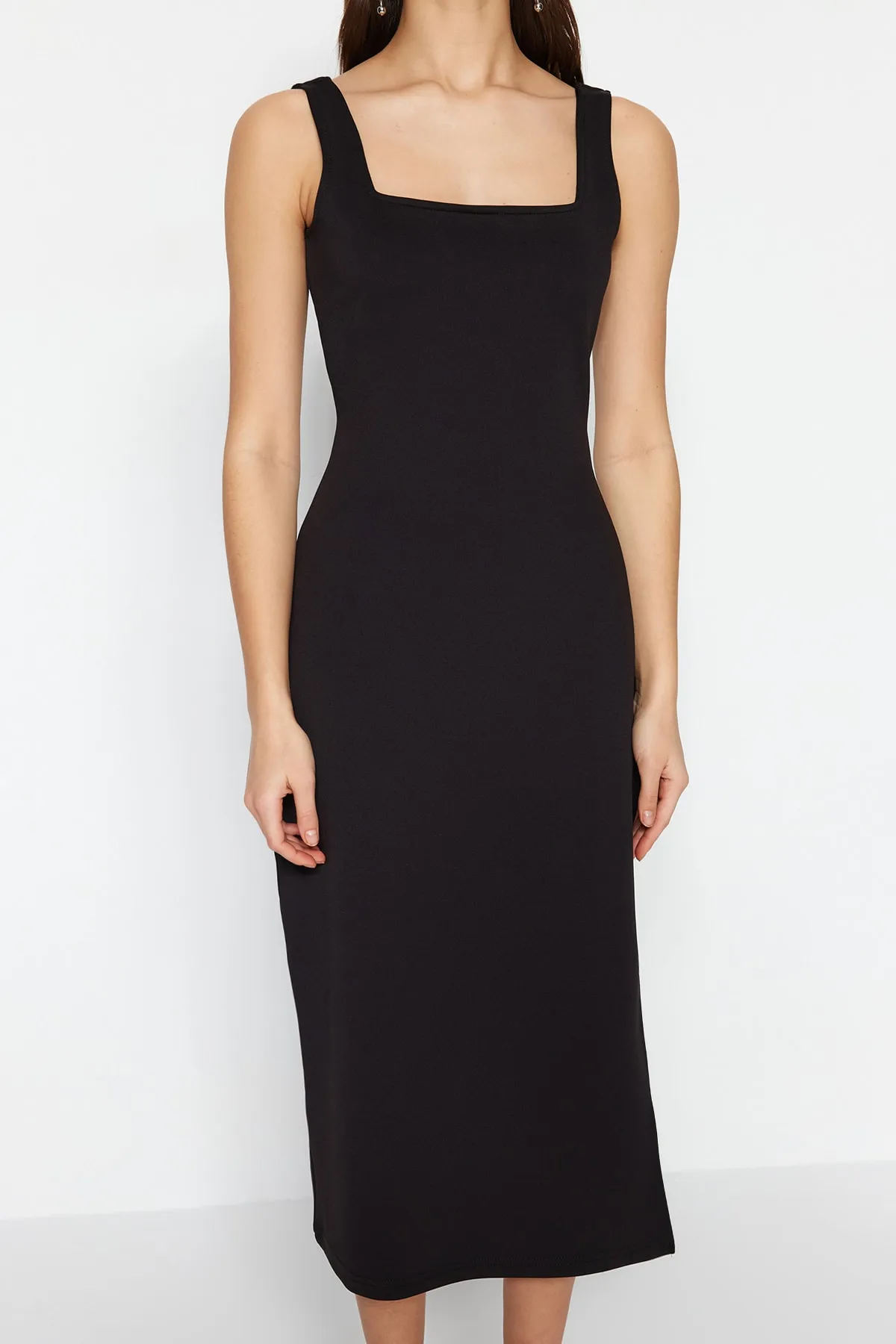 Trendyol Collection  Schwarzes, figurbetontes, elegantes Midi-Strickkleid mit Schlitz und Schlitz am eckigen Ausschnitt TWOSS23EL02144