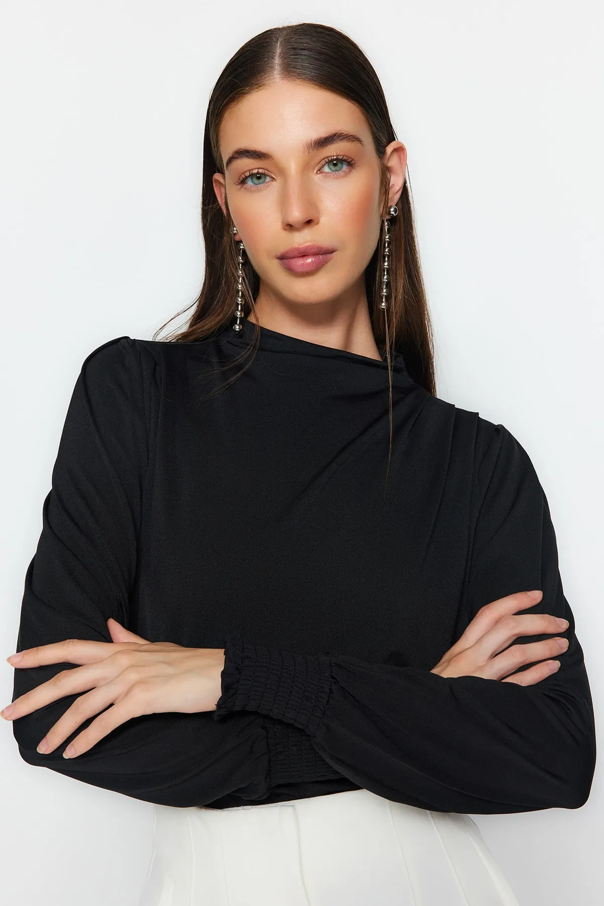 Trendyol Collection  Schwarze, hochgeschlossene, reguläre Passform, flexible Strickbluse mit Gipe-Detail und TWOAW24BZ00022