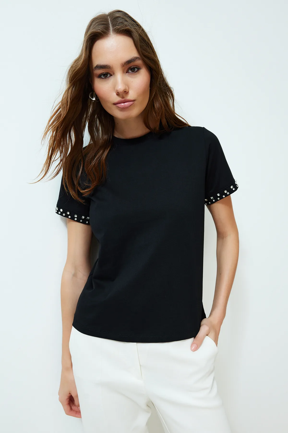 Trendyol Collection  Black Stone Accessoire Detailliertes Strick-T-Shirt mit regulärem Muster TWOSS24TS00070