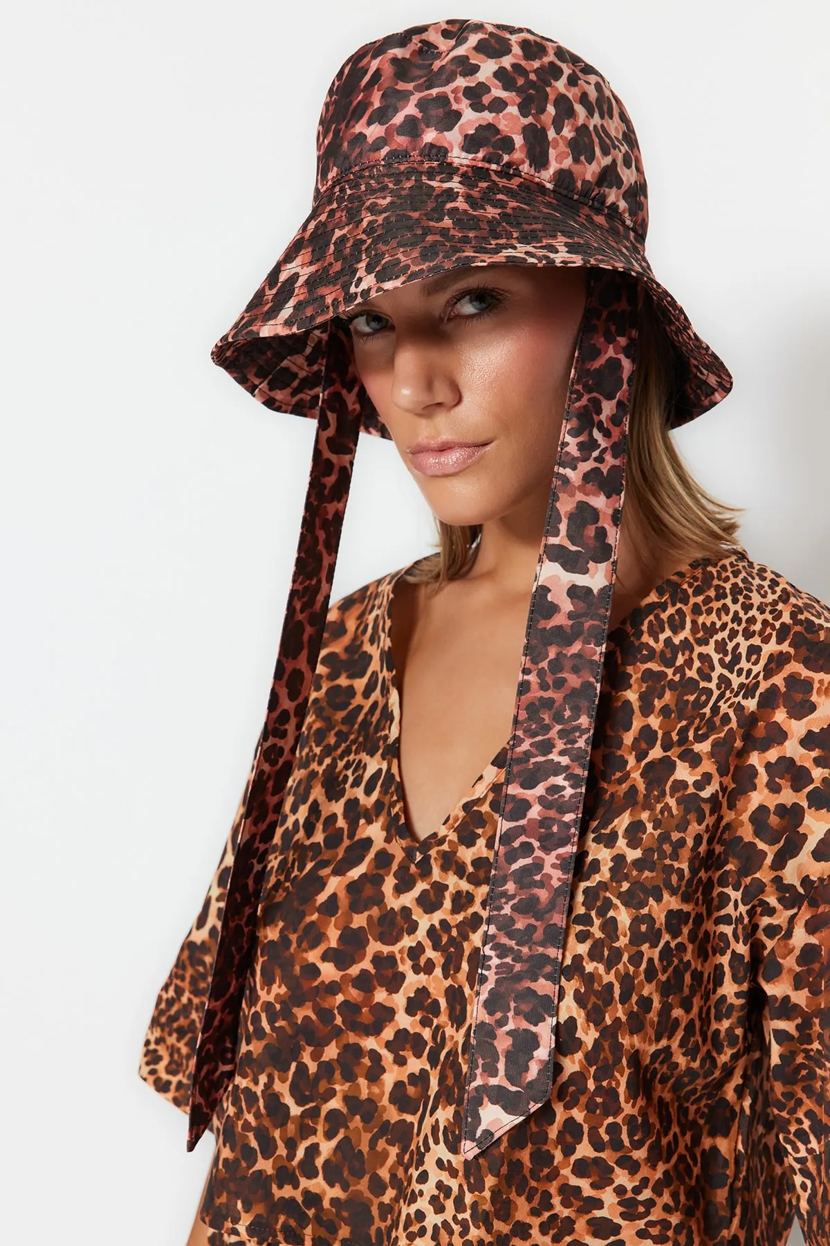 Trendyol Collection  Gewebter Hut mit Tiermuster TBESS23SP00001