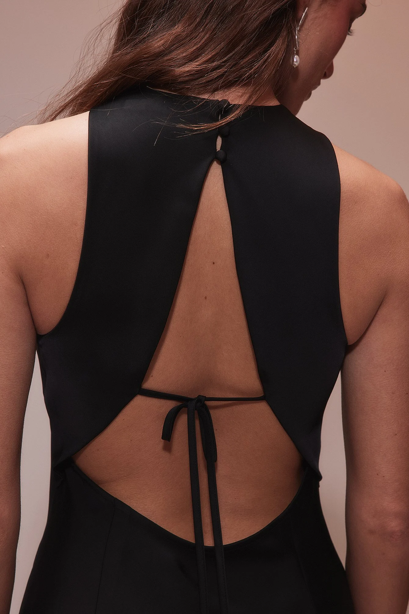 Midikleid aus Satin mit offenem Rücken