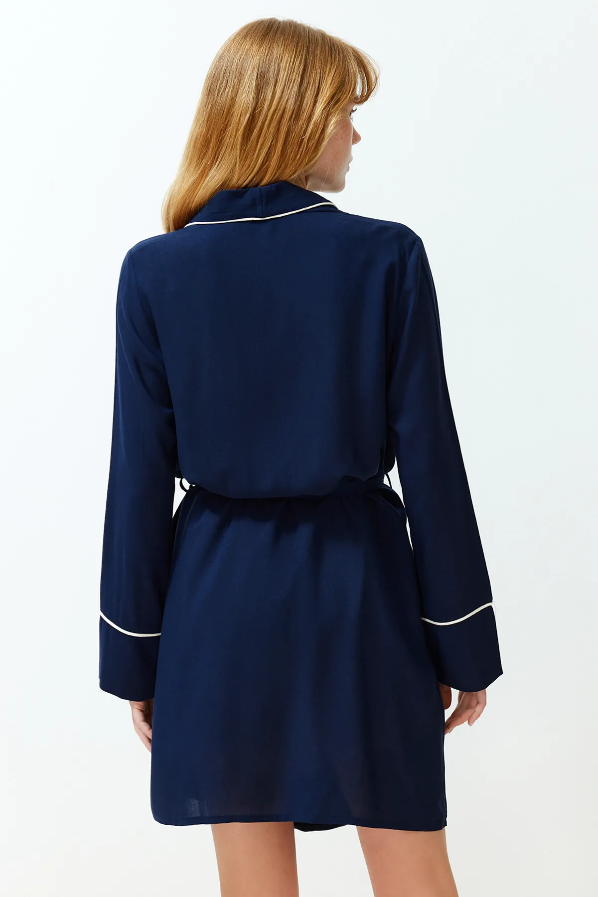 Trendyol Collection  Marineblauer Morgenmantel aus Viskosegewebe mit Gürtel und Paspelierung THMSS24SB00005