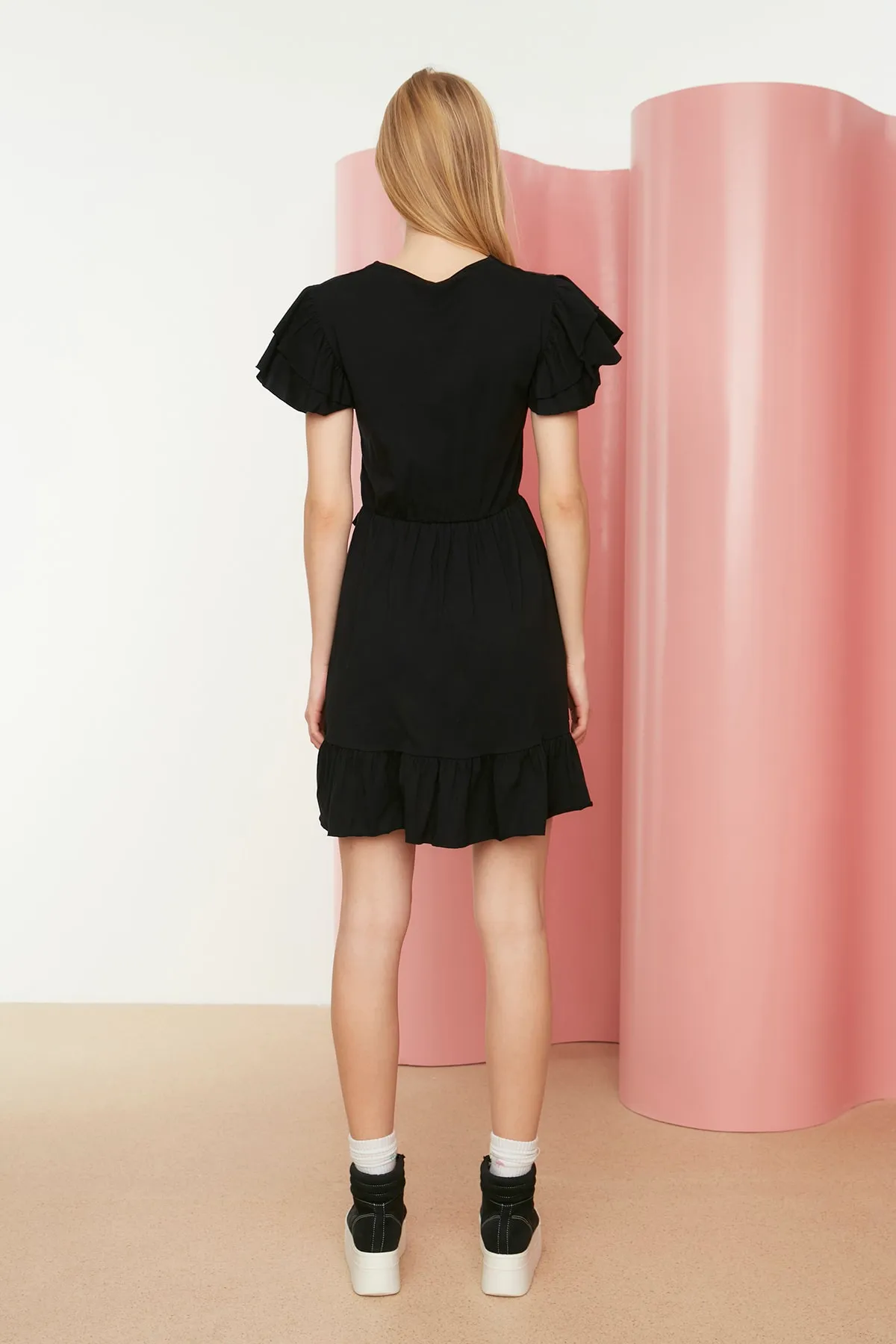 Trendyol Collection  Schwarzes, zweireihiges Mini-Strickkleid aus 100 % Baumwolle mit Volantsärmeln und Rüschen, detailliert TWOSS21EL1738