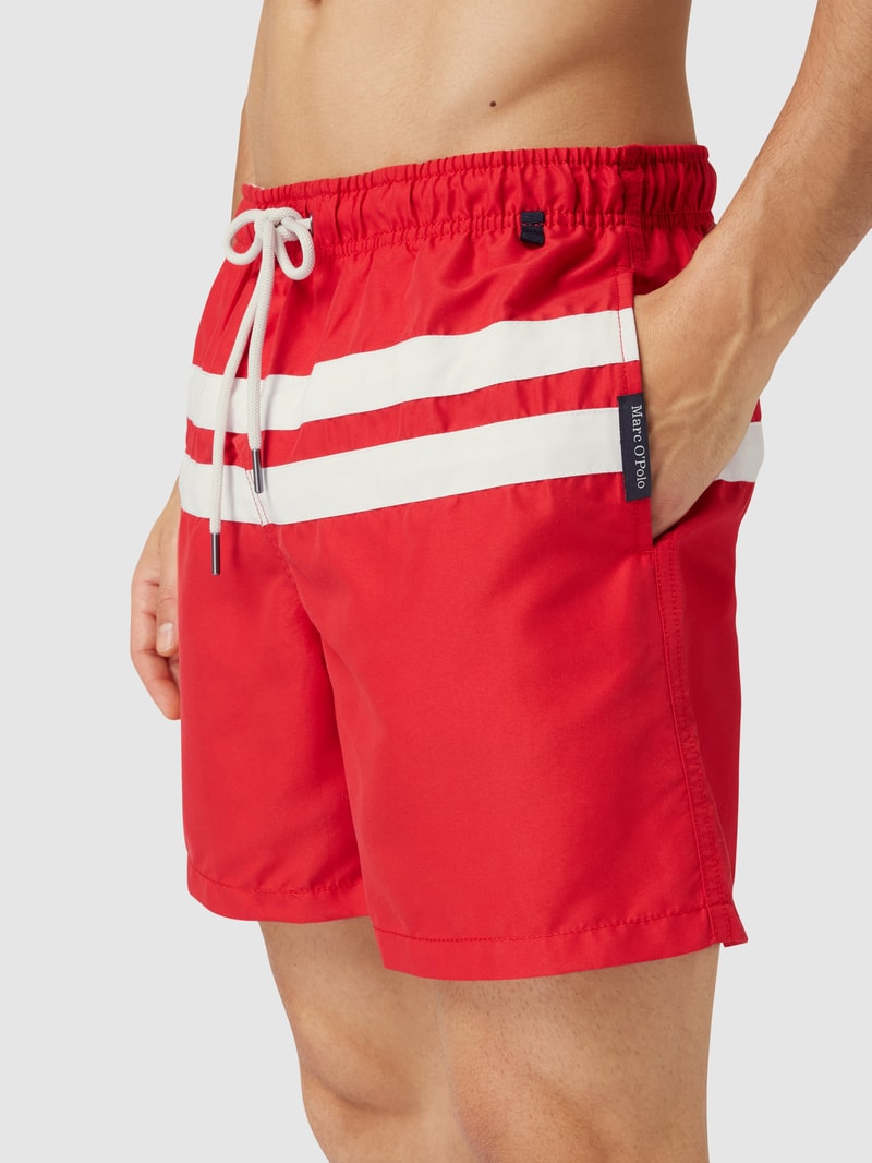 Badehose mit Kontraststreifen in rot