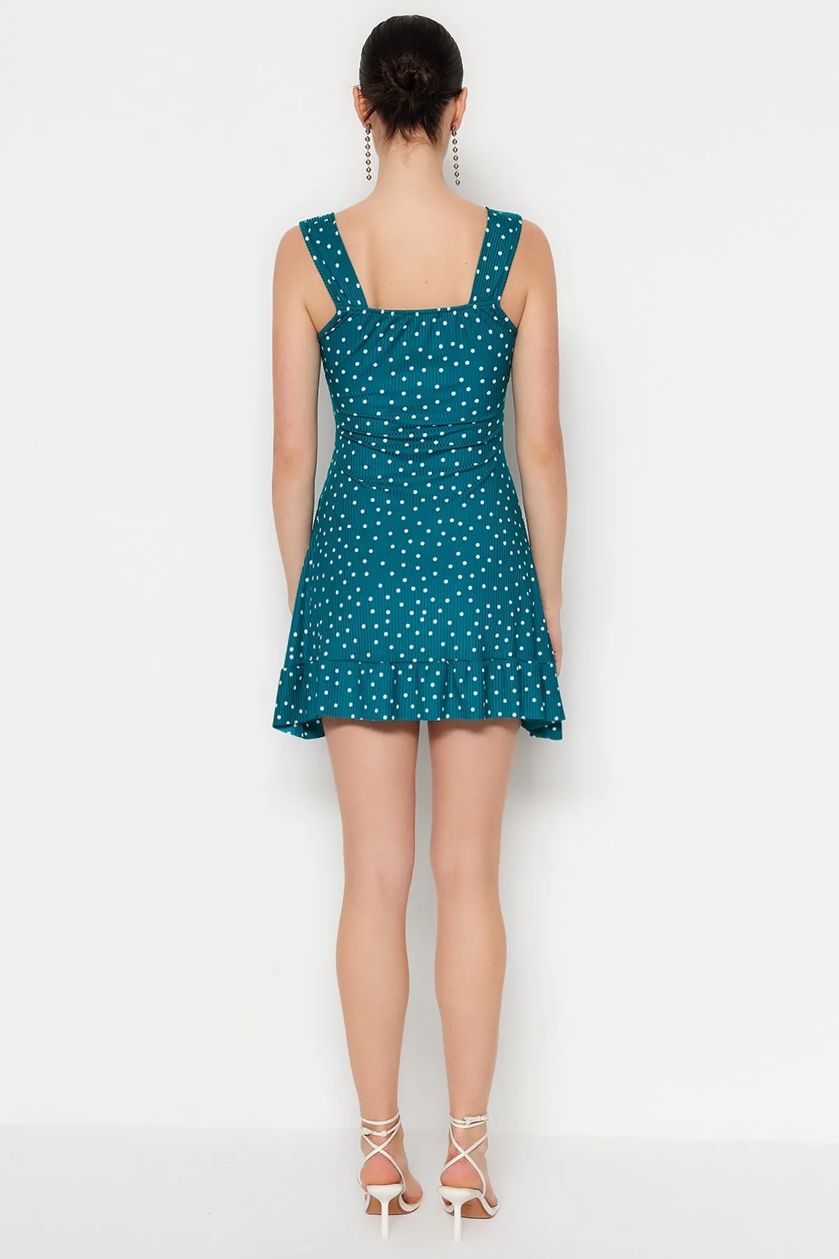 Trendyol Collection  Petrolfarbenes Mini-Strickkleid mit Polka Dots und quadratischem Ausschnitt, Volant, A-Linie TWOSS23EL00348