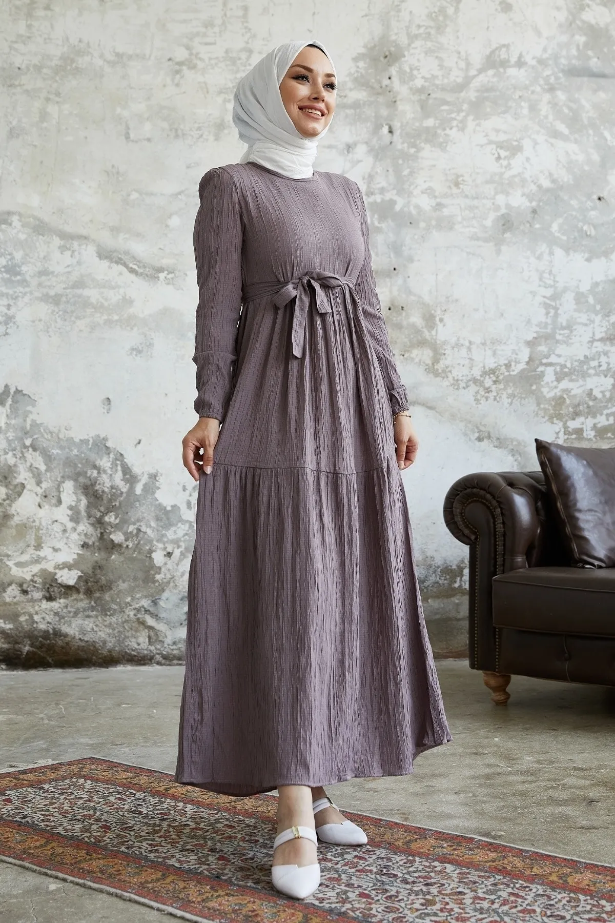 InStyle  Almisa Seersucker-Kleid mit Gürtel – Milchbraun