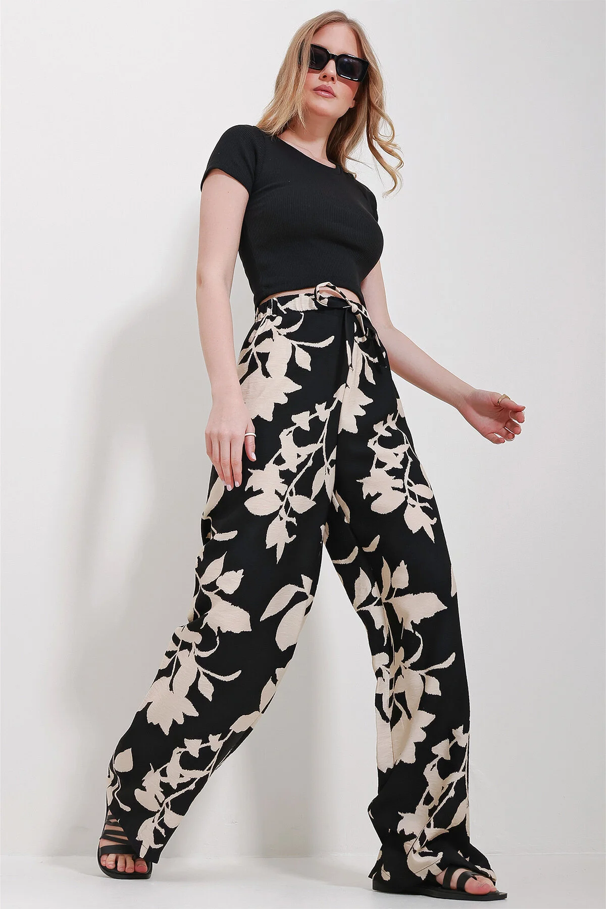 Trend Alaçatı Stili  Damenhose mit lässigem Schnitt und Muster in Vanille-Schwarz ALC-X6528