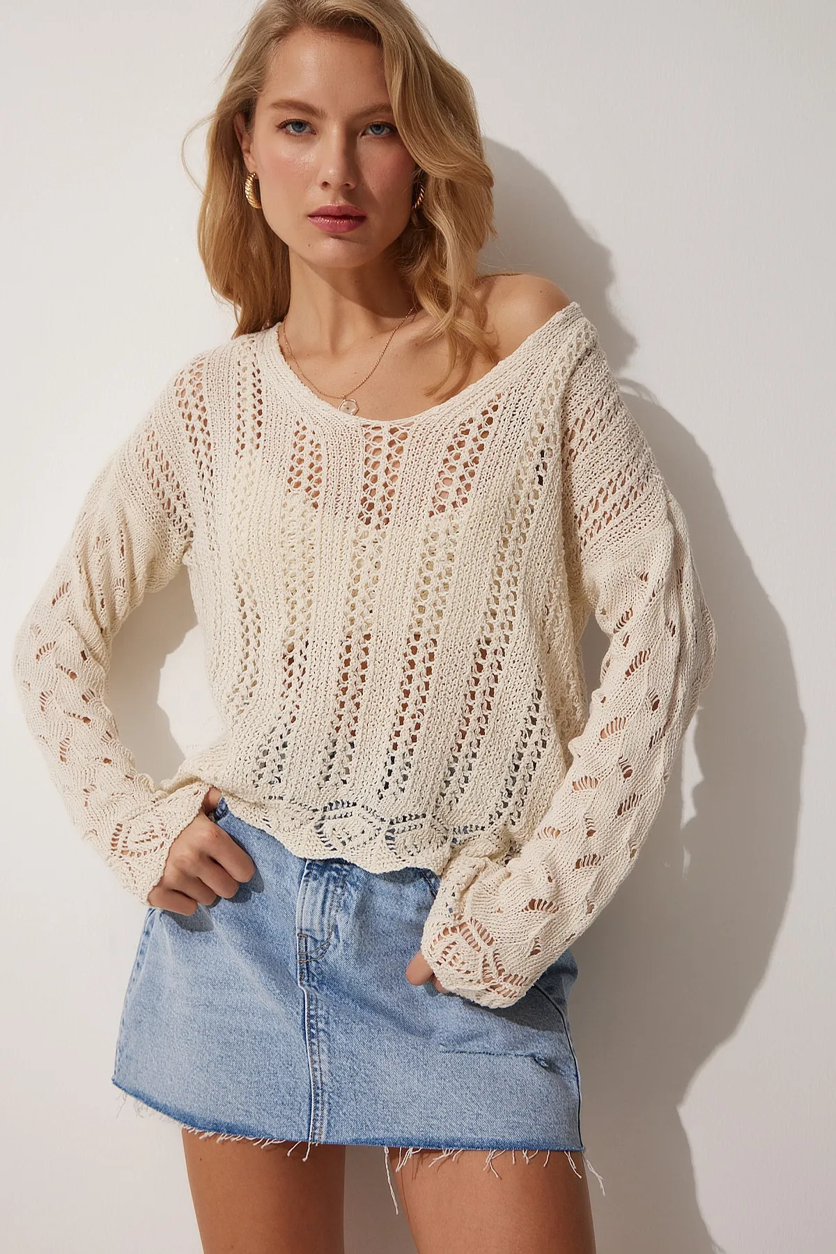 Happiness İstanbul  Cremefarbene durchbrochene Strickbluse mit V-Ausschnitt für Damen Kİ00079