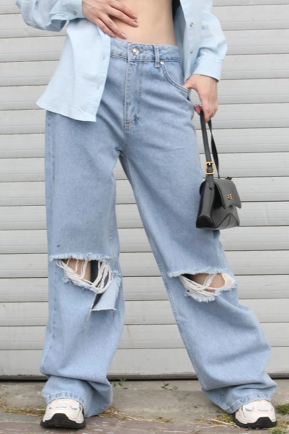 Madmext  Blaue Damenjeans mit zerrissenen Details in normaler Passform MG1184