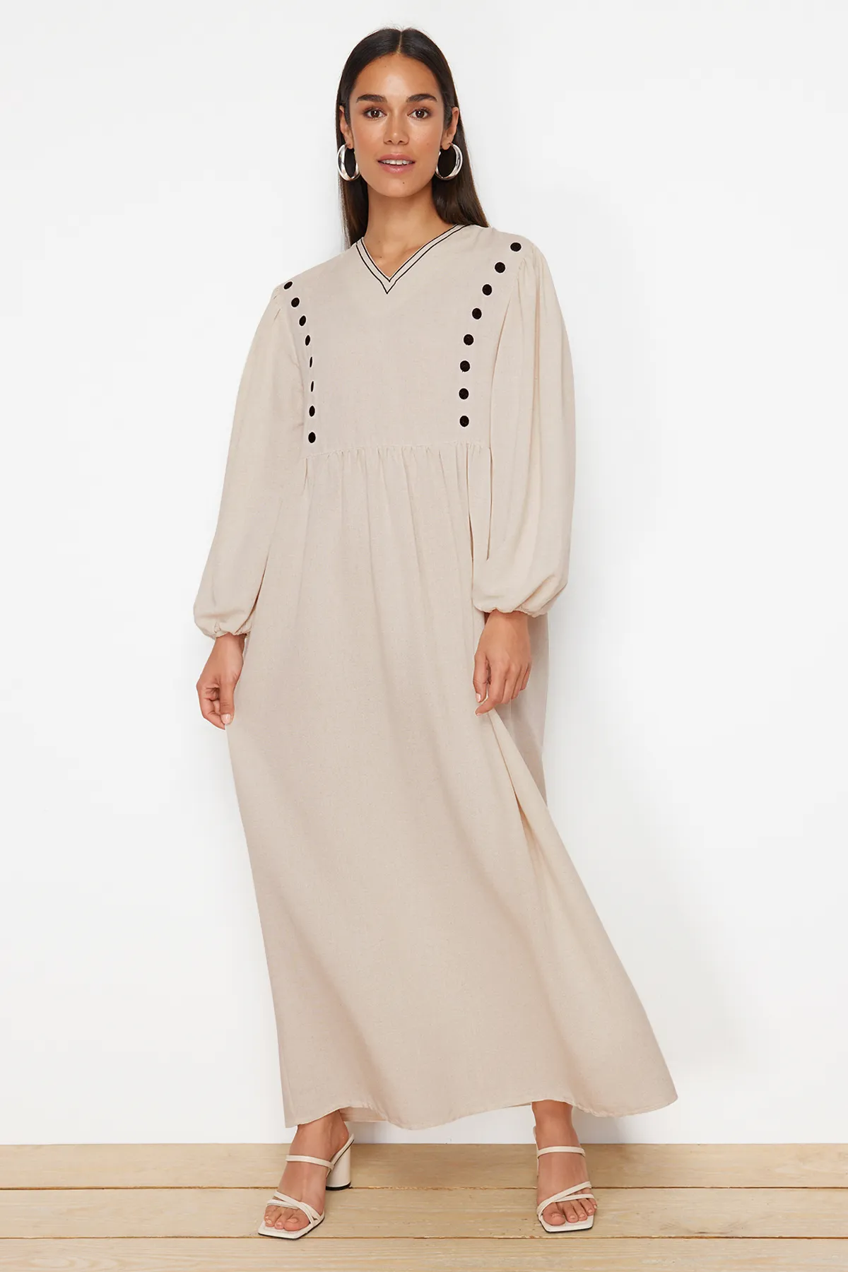 Trendyol Modest  Beiges, detailliertes, gewebtes Kleid in Leinenoptik mit V-Ausschnitt TCTSS24EB00139