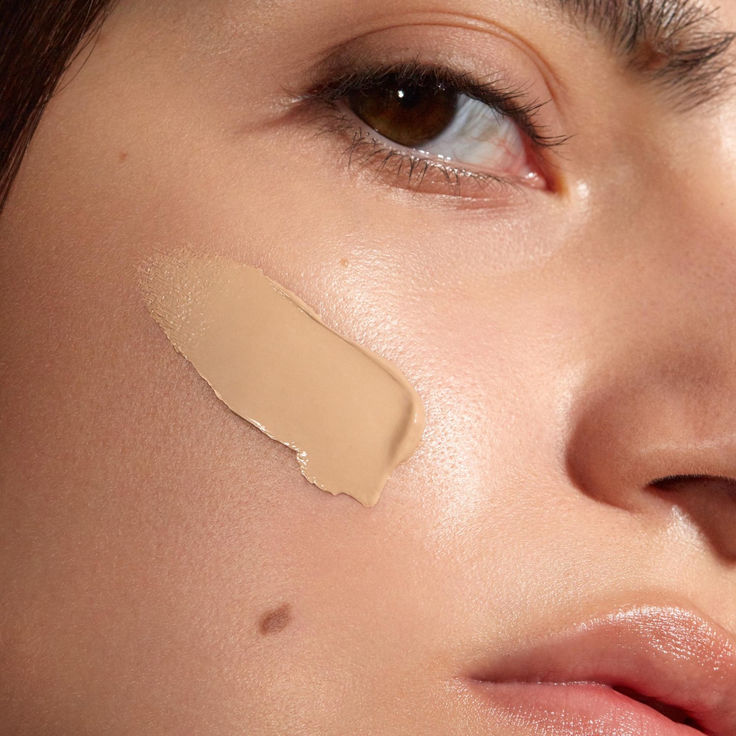 Base de maquillaje semimate con péptidos de MÁDARA