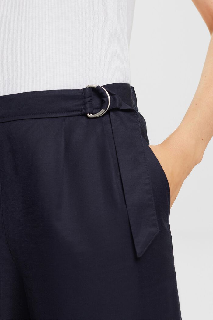 Hose aus Webstoff mit weitem Bein und Gürtel