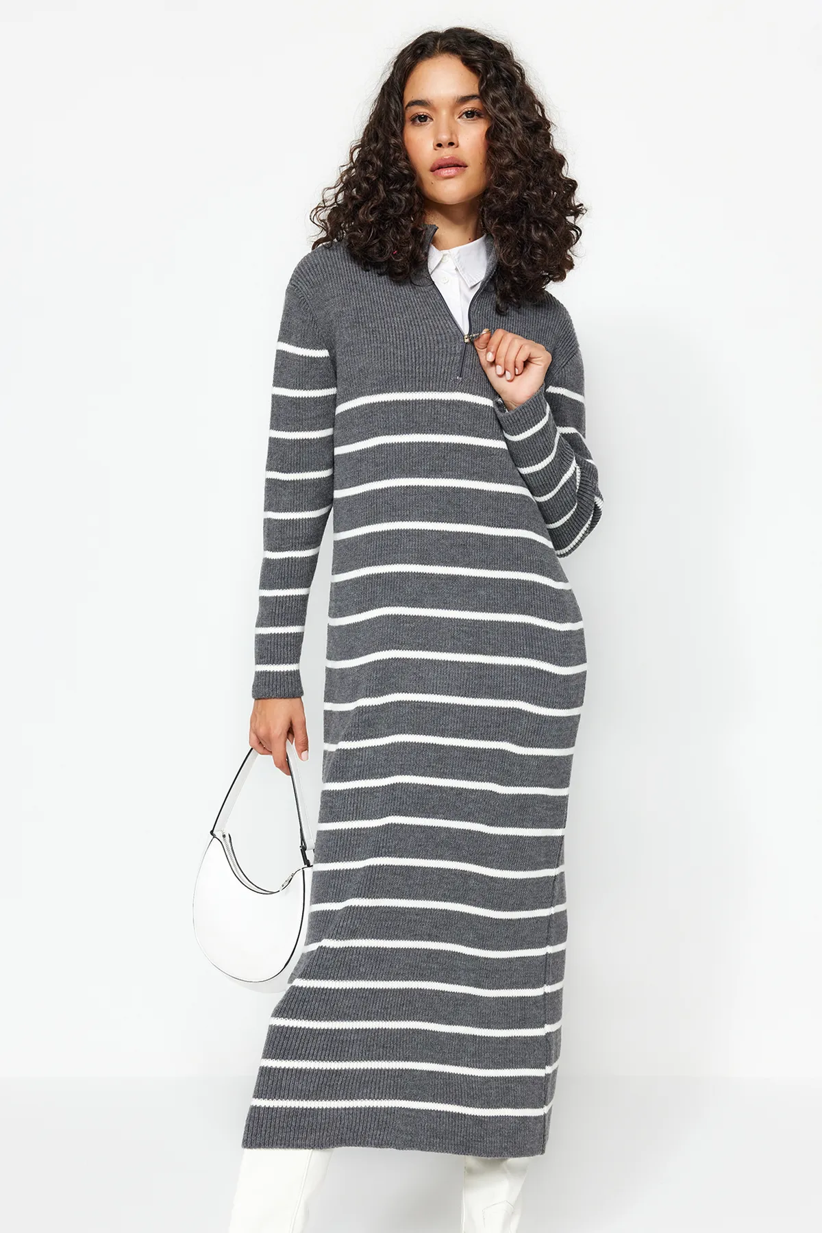 Trendyol Modest  Anthrazitfarbenes Strickkleid mit Streifen und Reißverschluss TCTAW24EB00019