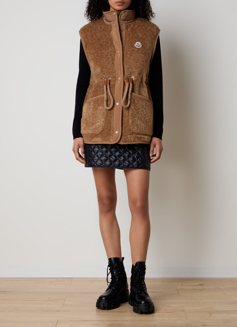 Vestă matlasată Moncler, umplută cu puf și prevăzută cu șnur de strângere.