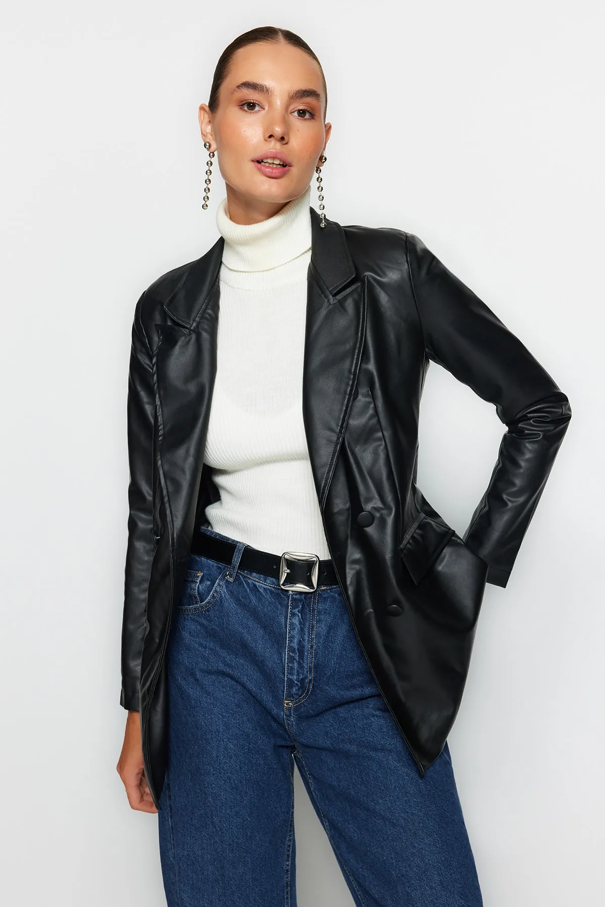 Trendyol Collection  Schwarzer Blazer aus Kunstleder mit normalem Futter und zweireihigem Verschluss, gewebte Jacke TWOAW21CE0156