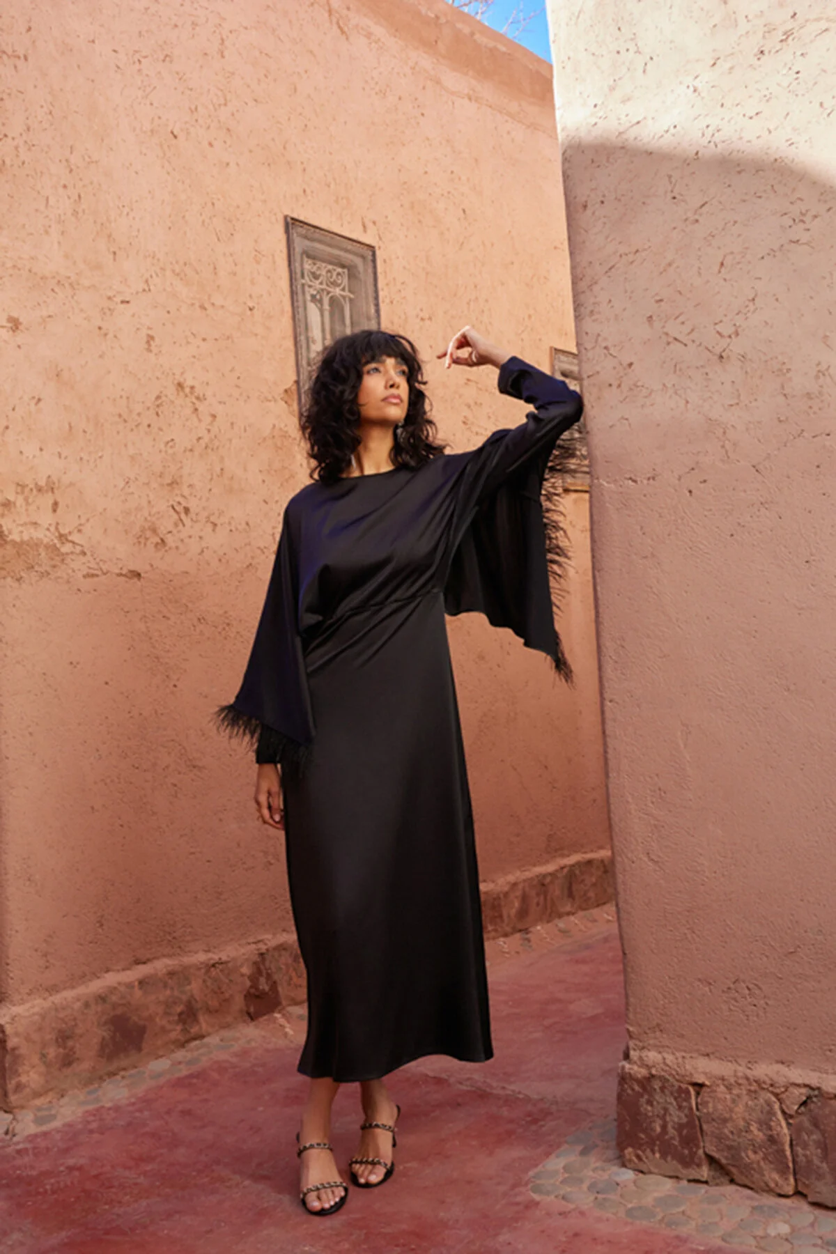 Trendyol Modest  Schwarzes, aus Satin gewebtes Abendkleid mit Manschetten TCTSS24DB00035
