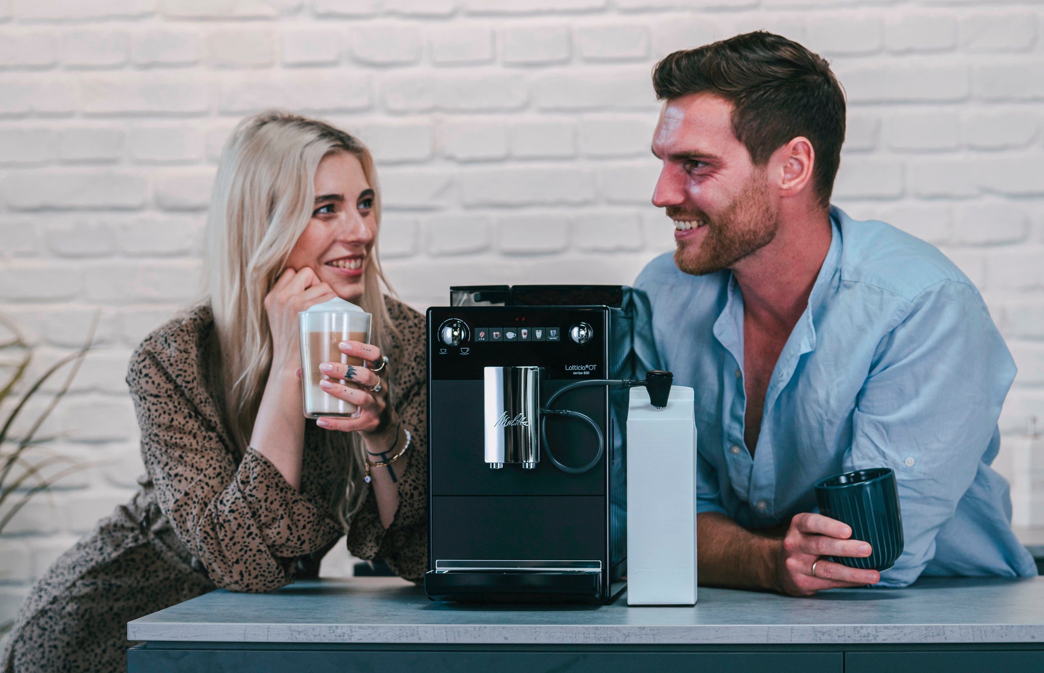 Melitta Kaffeevollautomat Latticia® One Touch F300-100, schwarz, kompakt, aber XL Wassertank & XL Bohnenbehälter