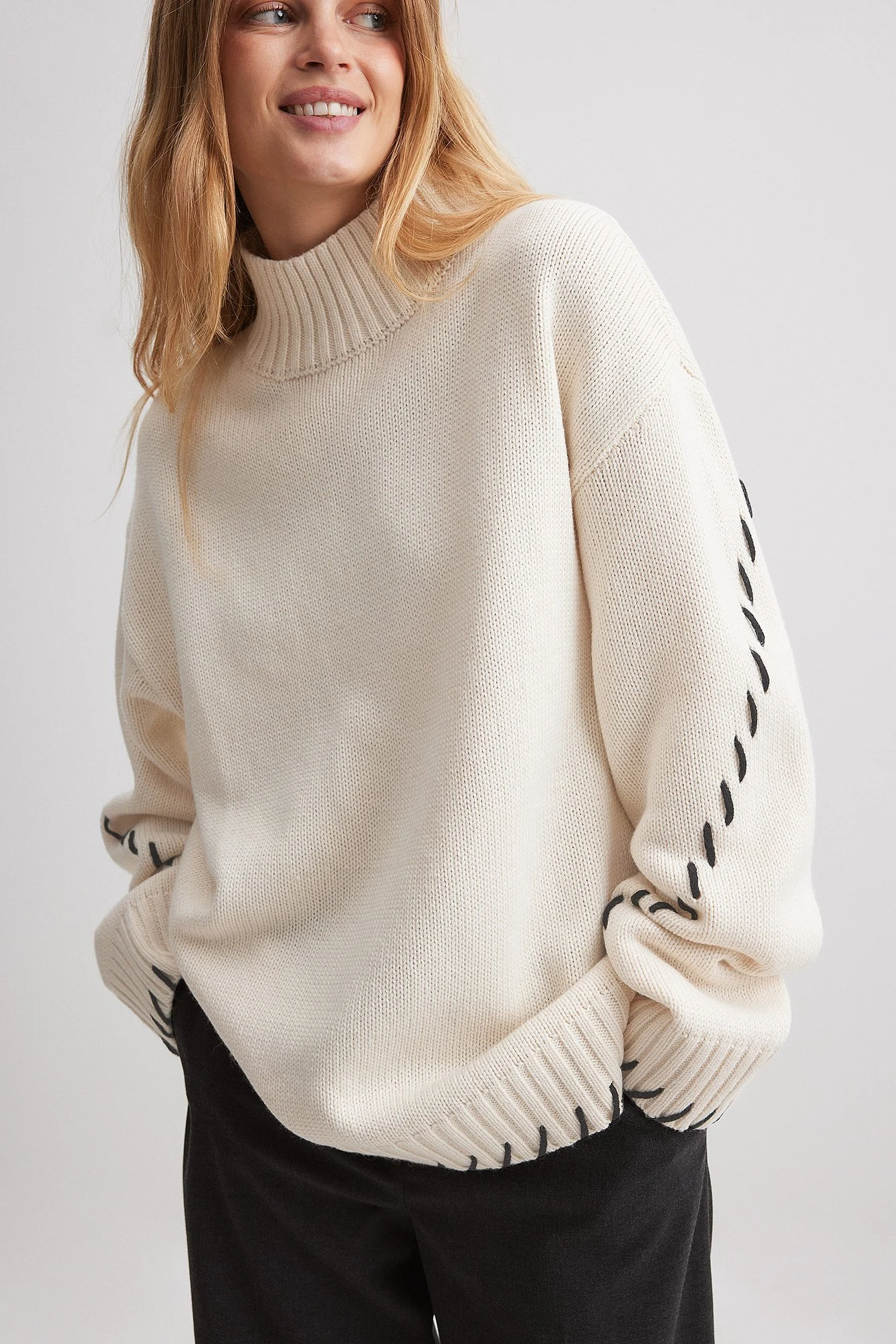 Gestrickter Pullover mit Kontrastnähten