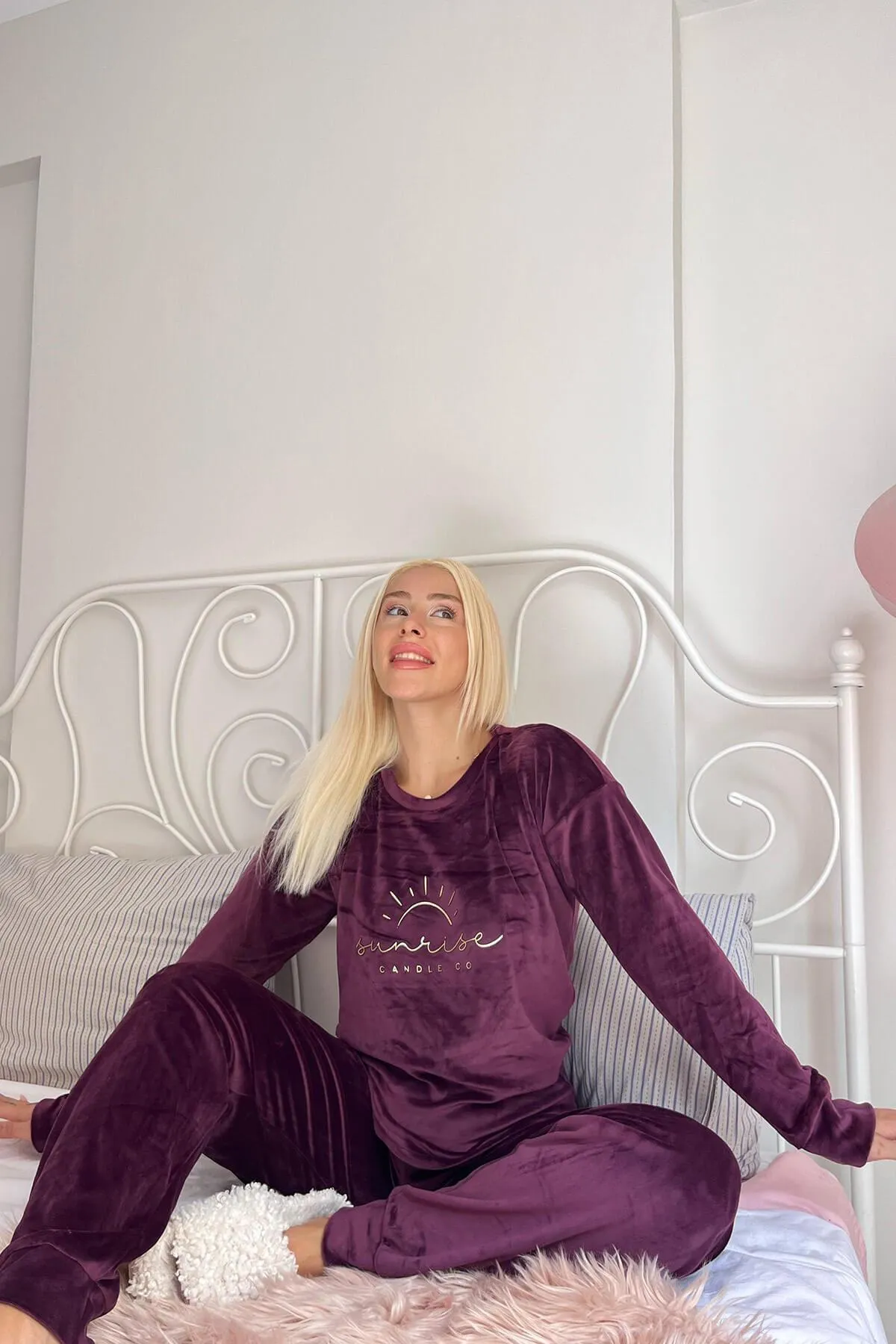 Pijamaevi  Plum Sunshine gemustertes, exklusives Damen-Pyjama-Set aus Samt