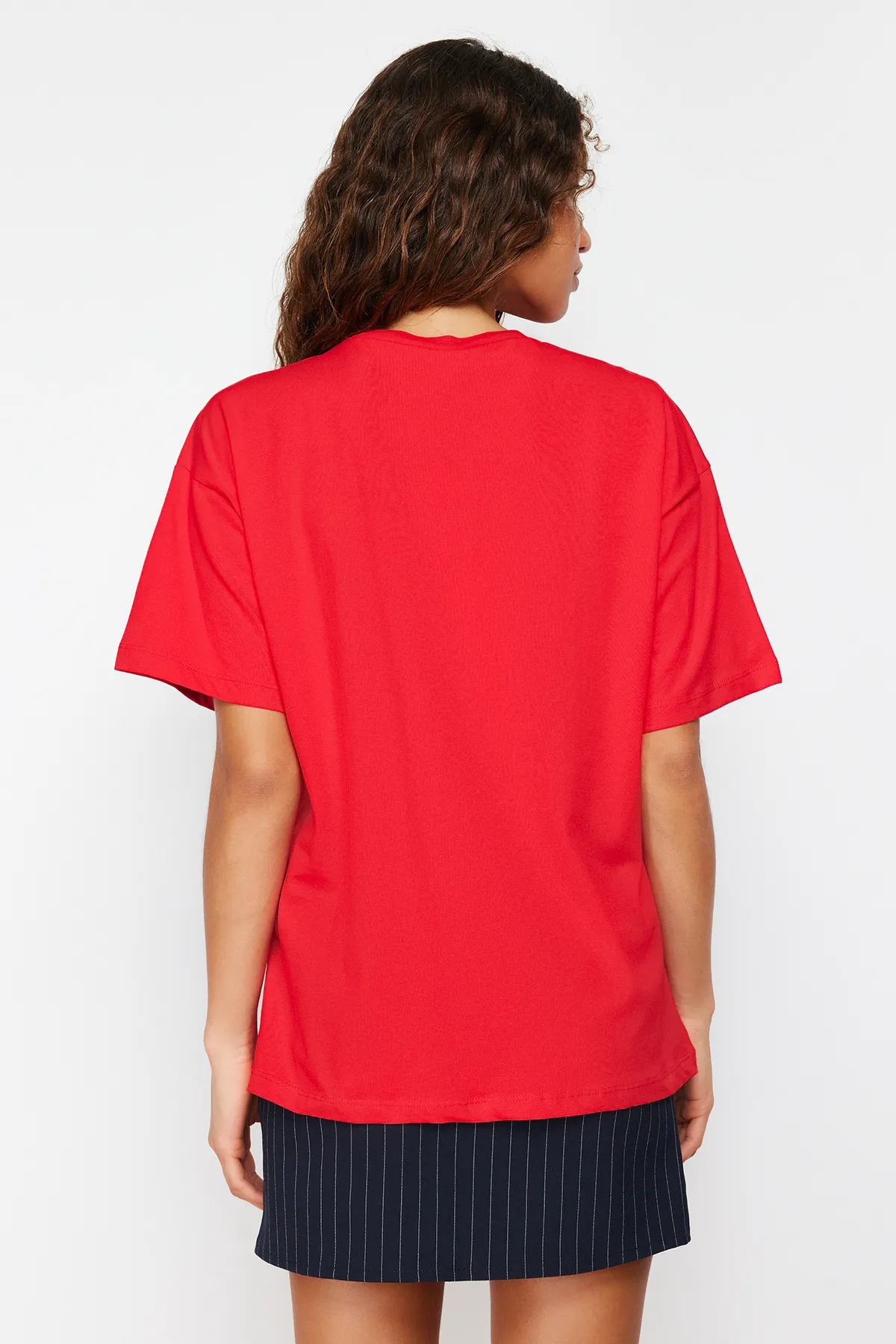 Trendyol Collection  Rotes, übergroßes/weites Strick-T-Shirt mit Rundhalsausschnitt aus 100 % Baumwolle TWOSS20TS0134