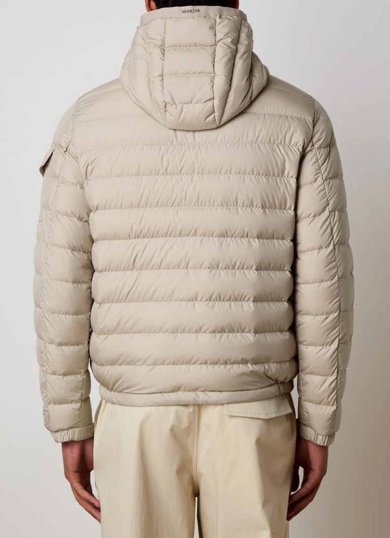 Jachetă matlasată Moncler Galion cu glugă, umplută cu puf de gâscă.