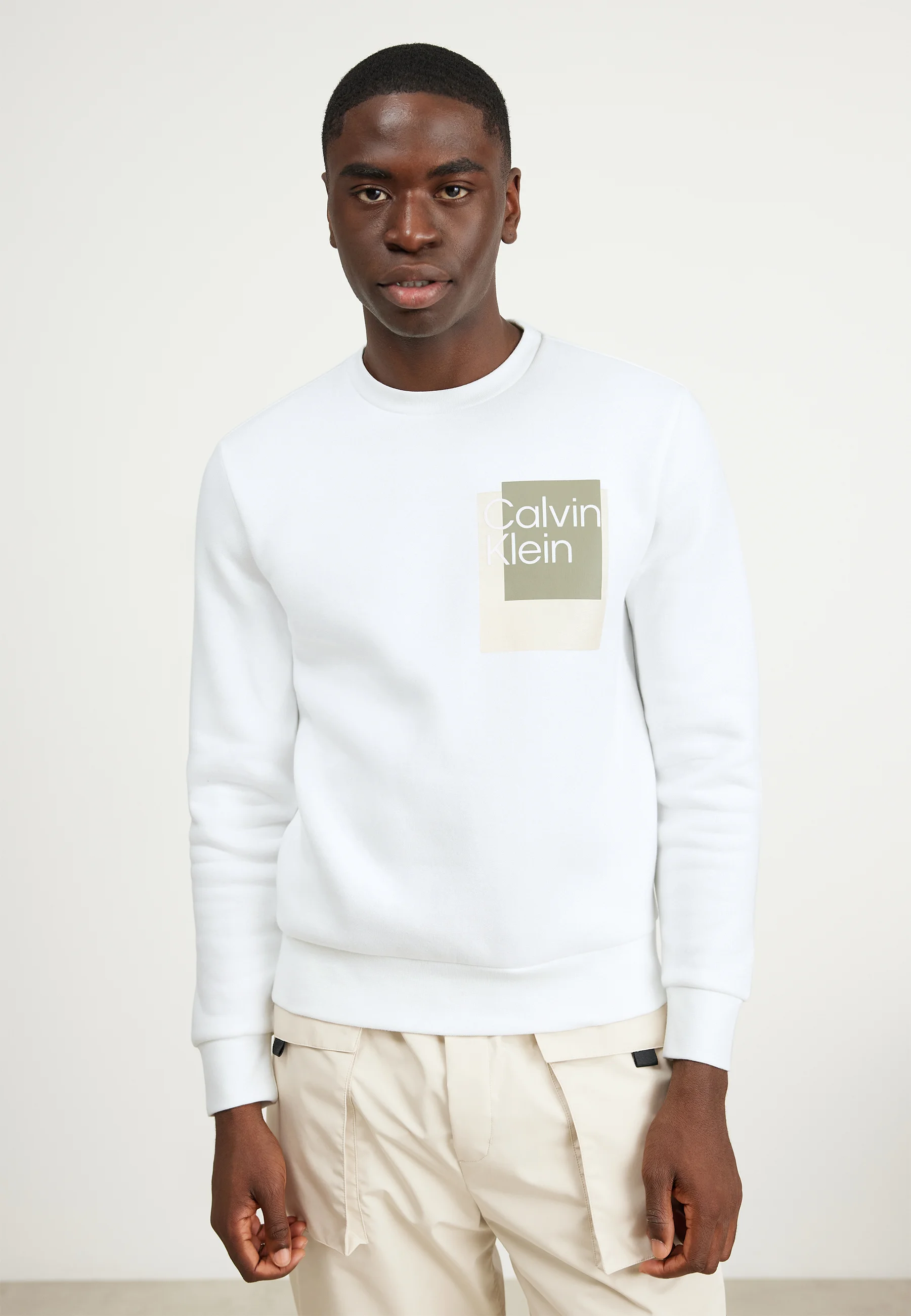 Sudadera con logo de caja superpuesto de Calvin Klein