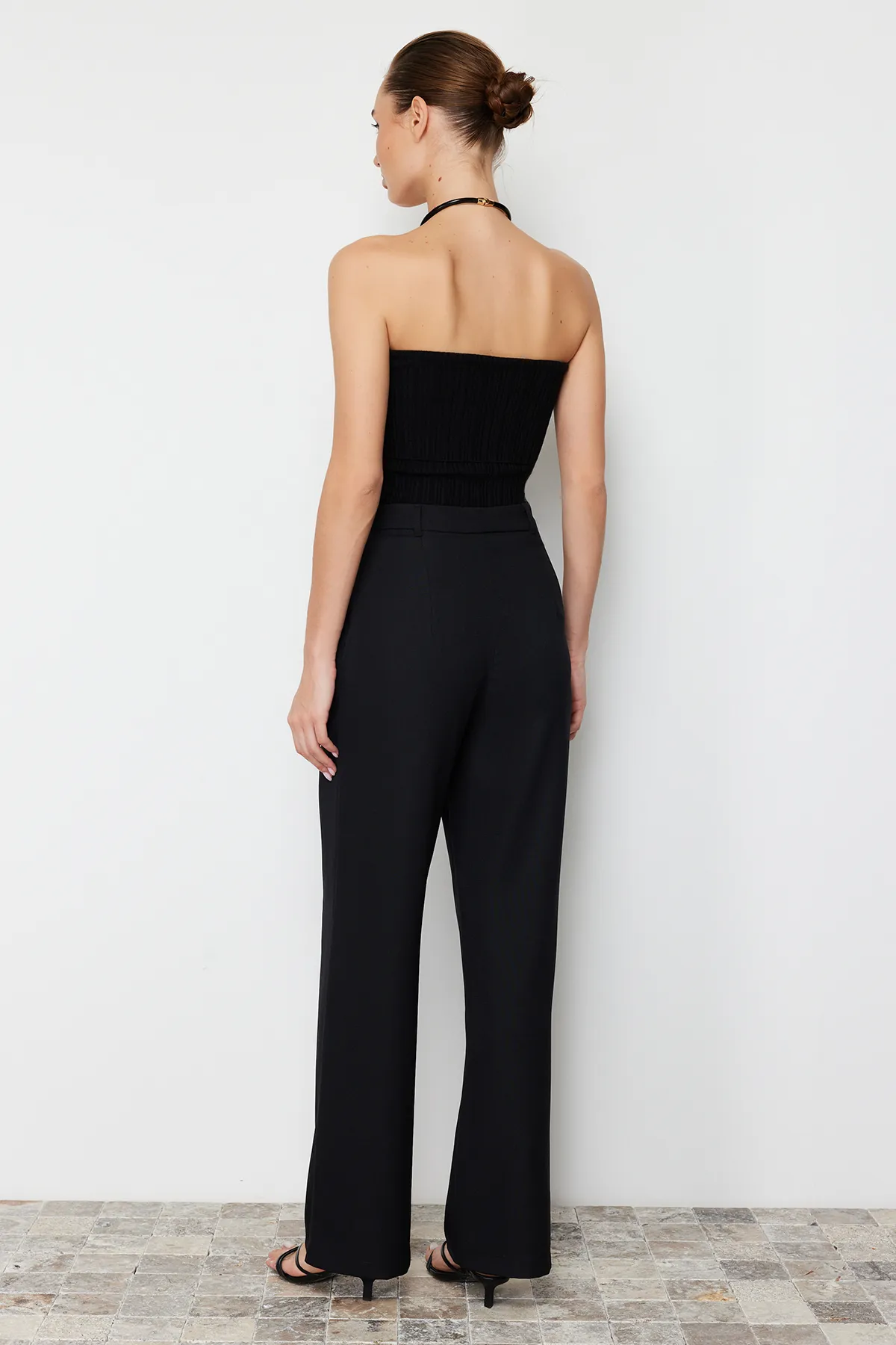Trendyol Collection  Schwarze Hose mit weitem Bein/weitem Bein aus Webstoff TWOSS24PL00084